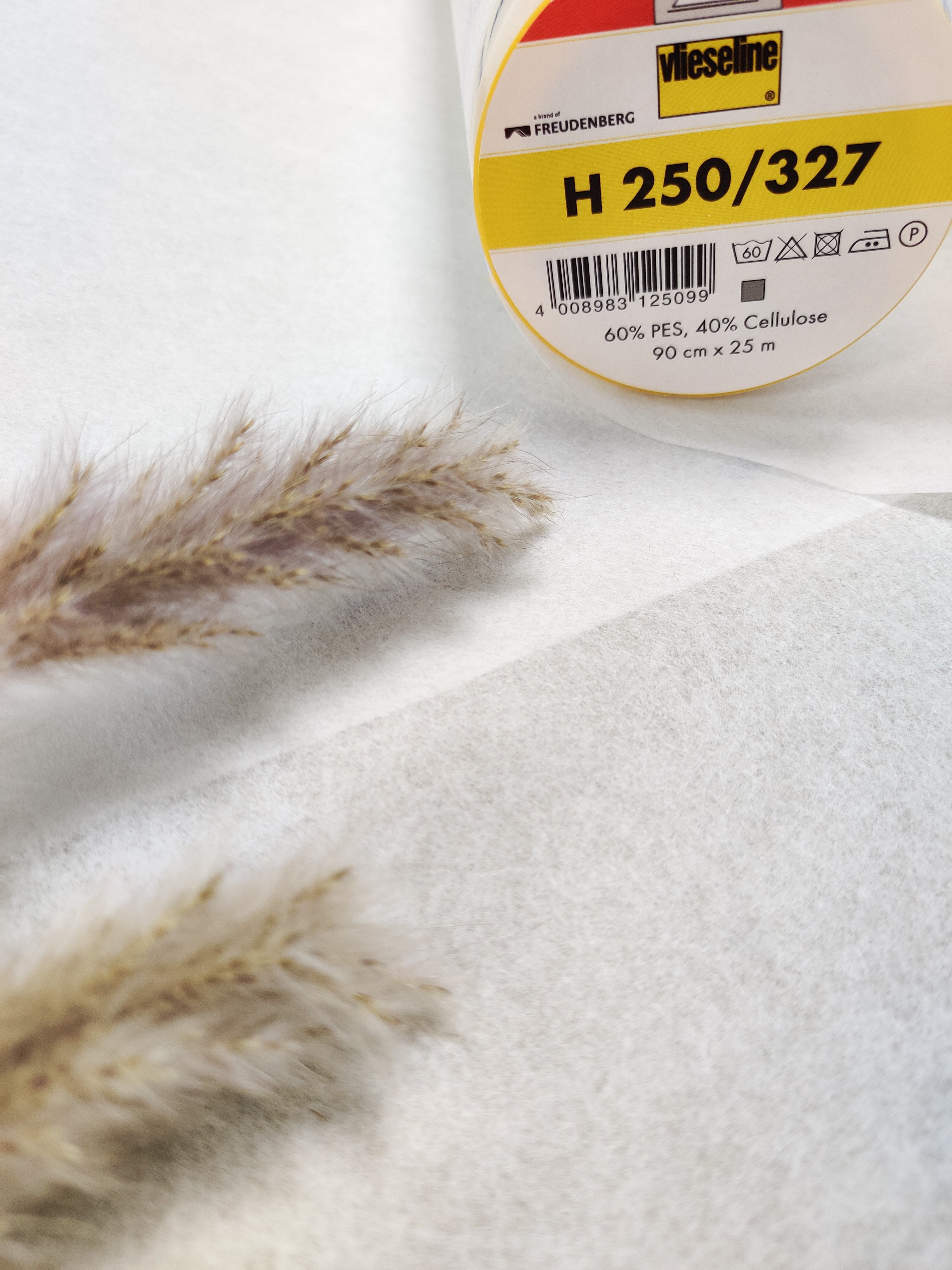 Entoilage thermocollant Vlieseline H250 blanc ou noir – KLAFOUTIS Couture