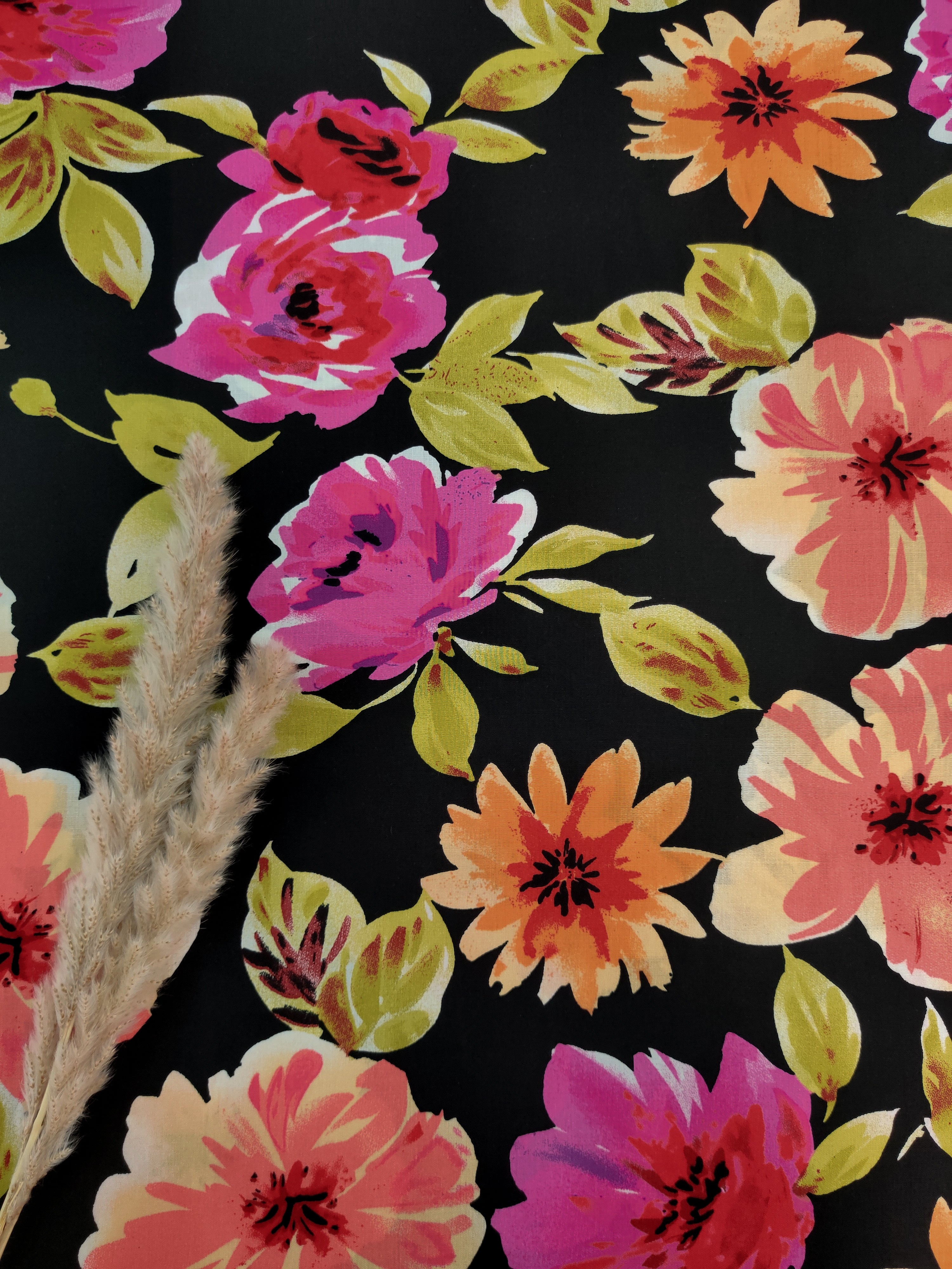 Popeline de viscose noire - Fleurs roses et oranges