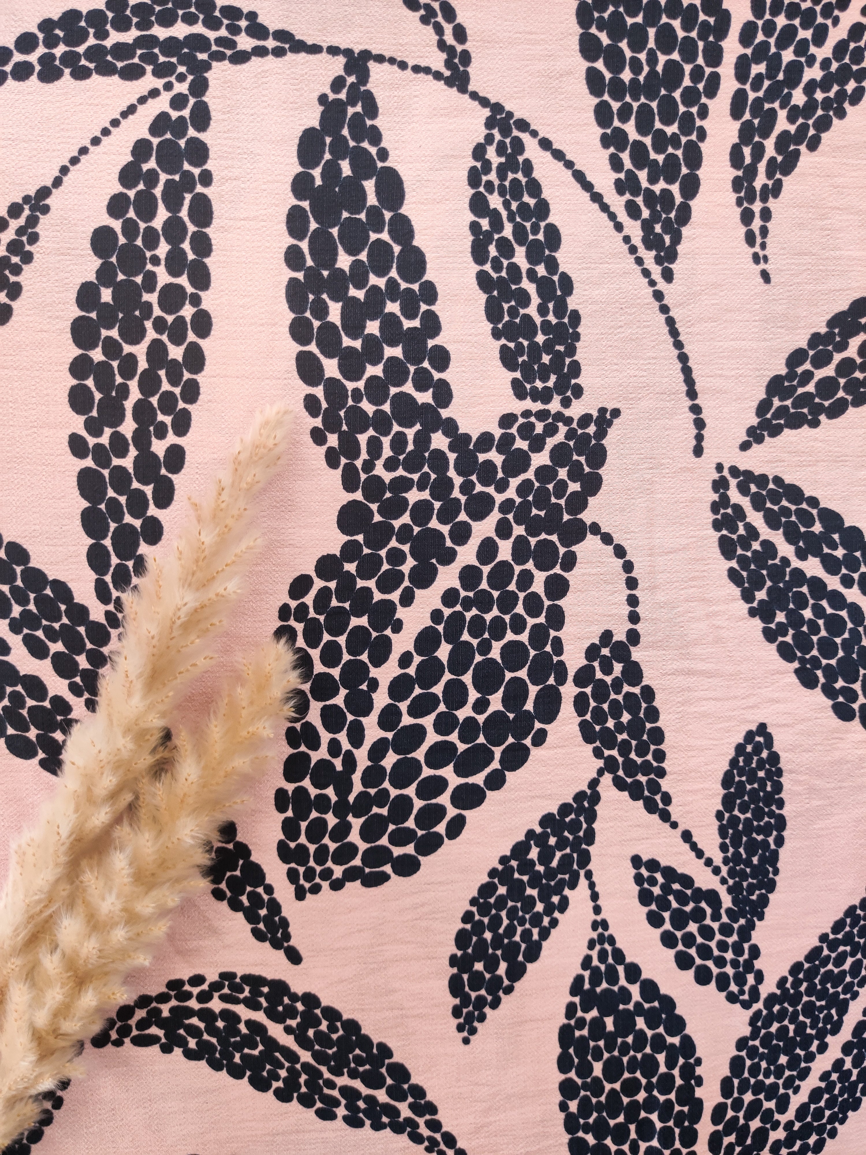 Crêpe de viscose rose pâle - Pointillés marine