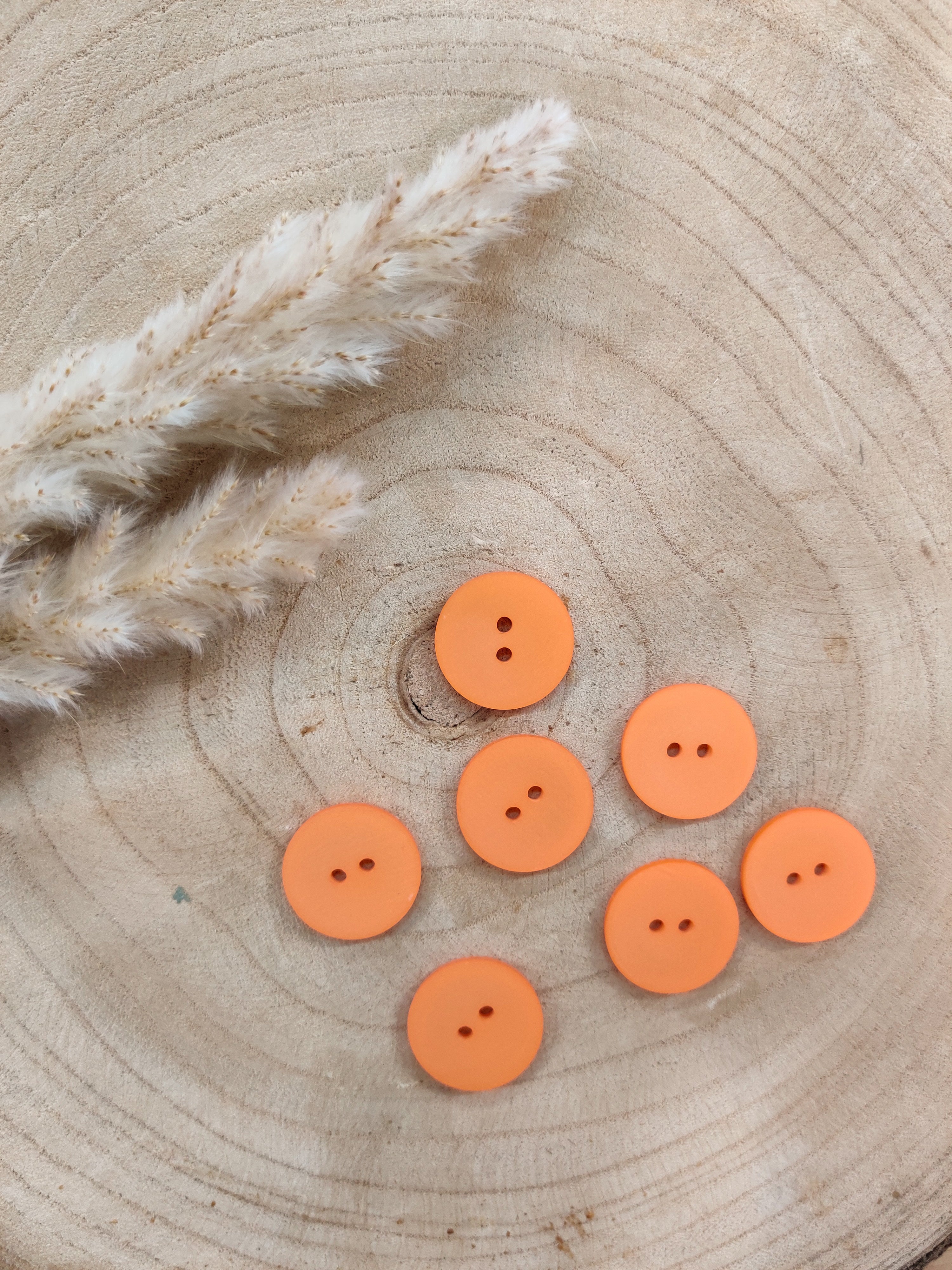 Boutons satinés 2 trous - Orange doux - 23 mm de diamètre