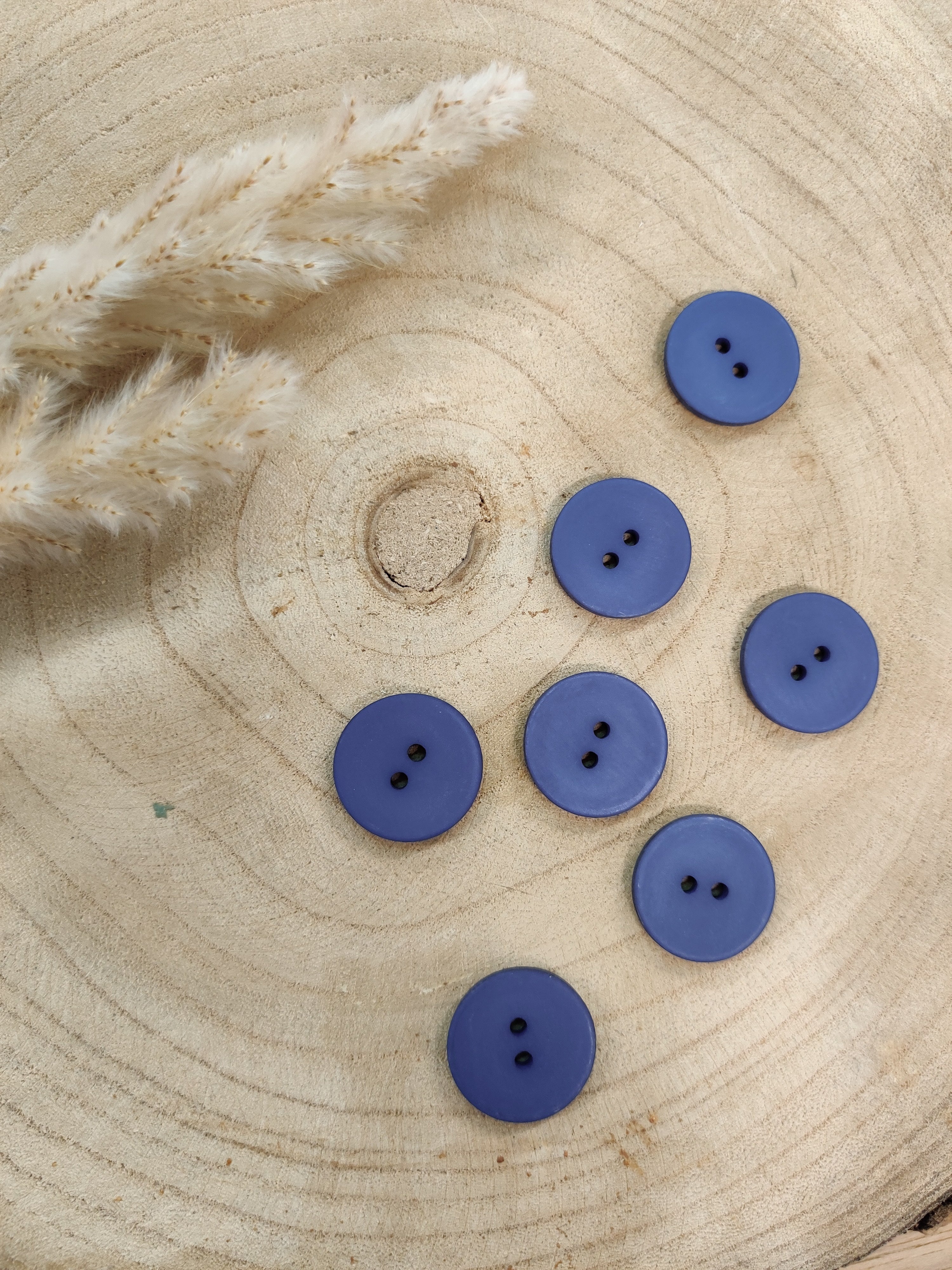 Boutons satinés 2 trous - Bleu jeans - 23 mm de diamètre