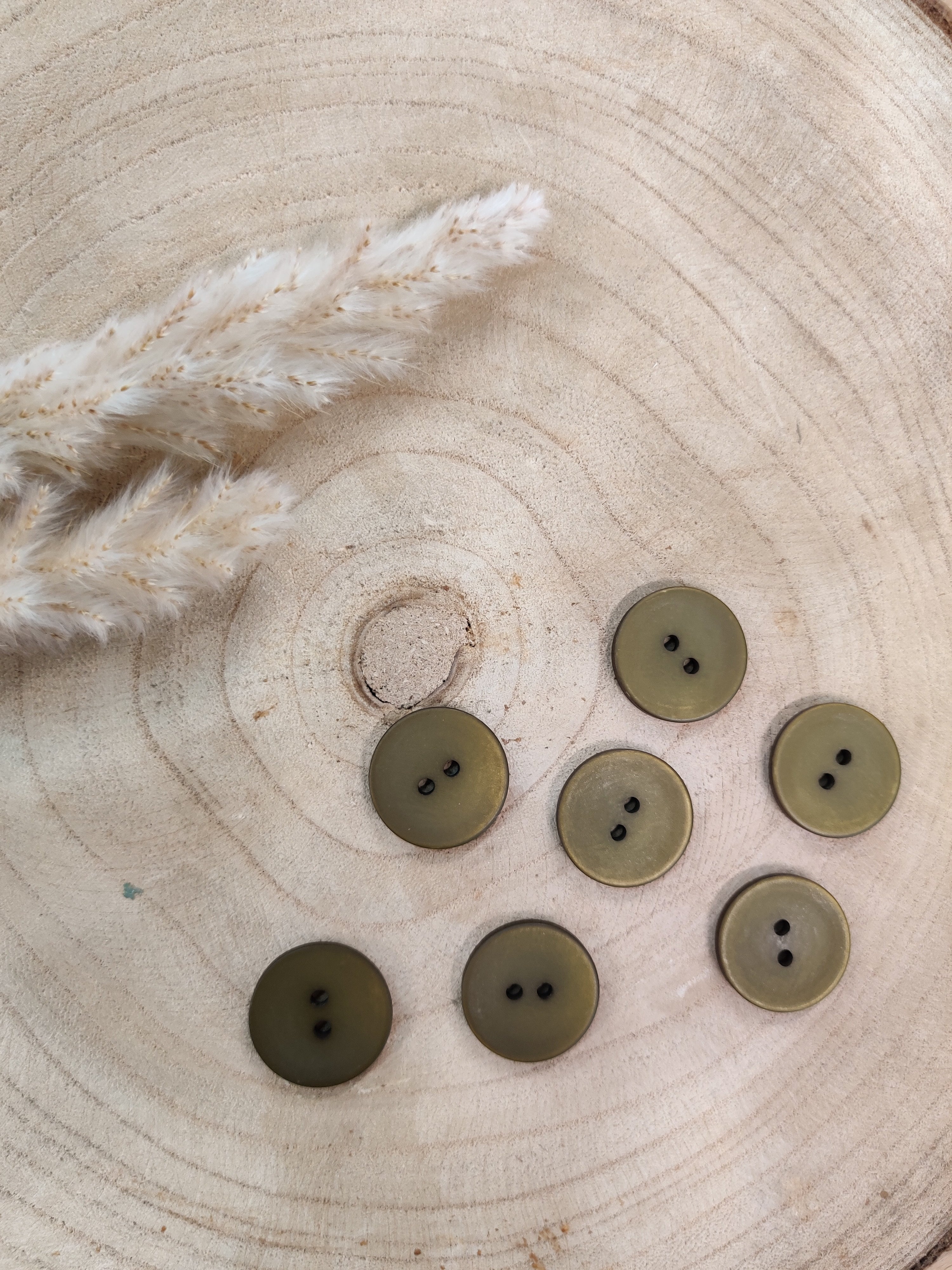 Boutons satinés 2 trous -  Vert kaki - 23 mm de diamètre