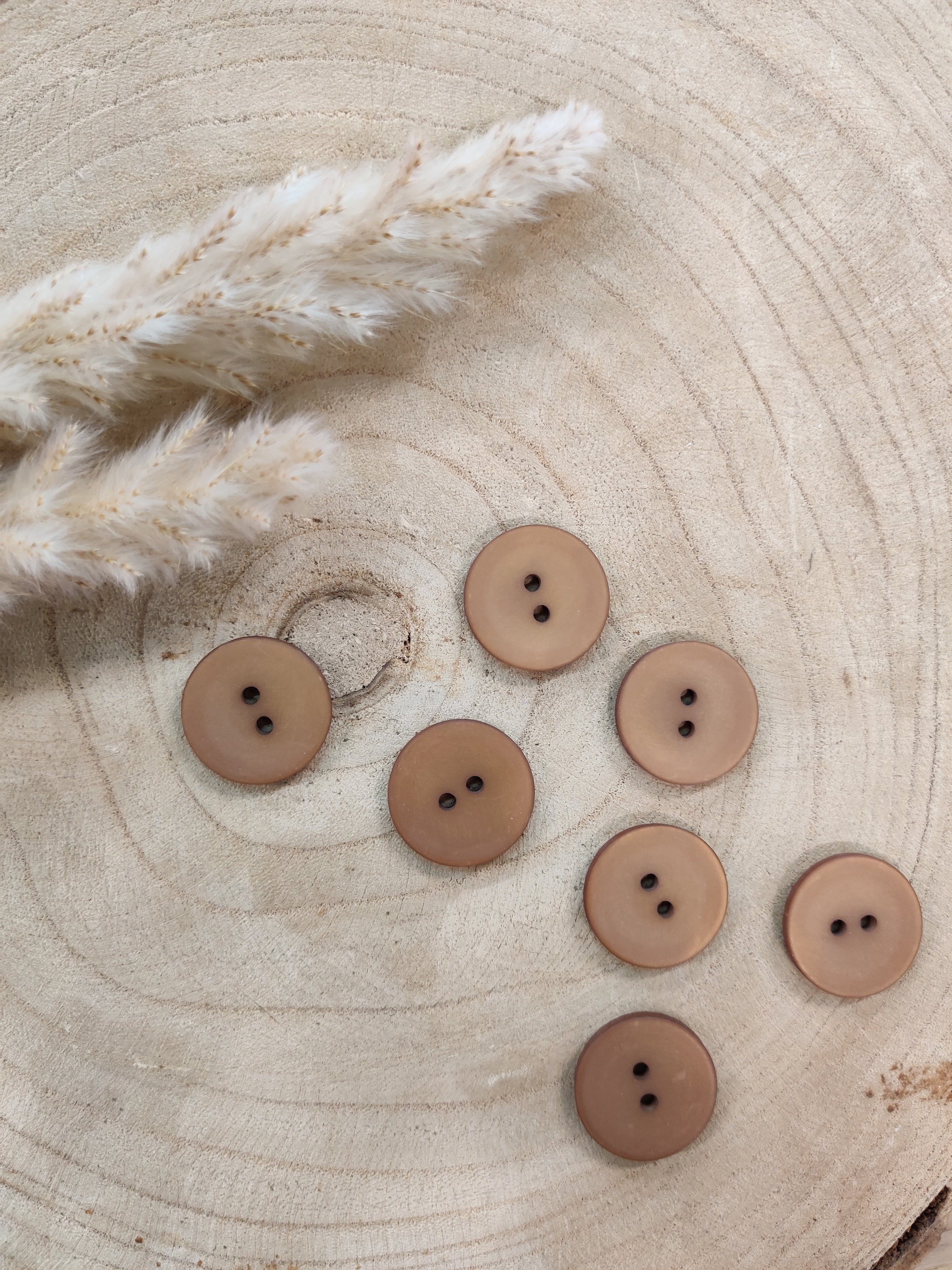 Boutons satinés 2 trous - Chocolat - 23 mm de diamètre