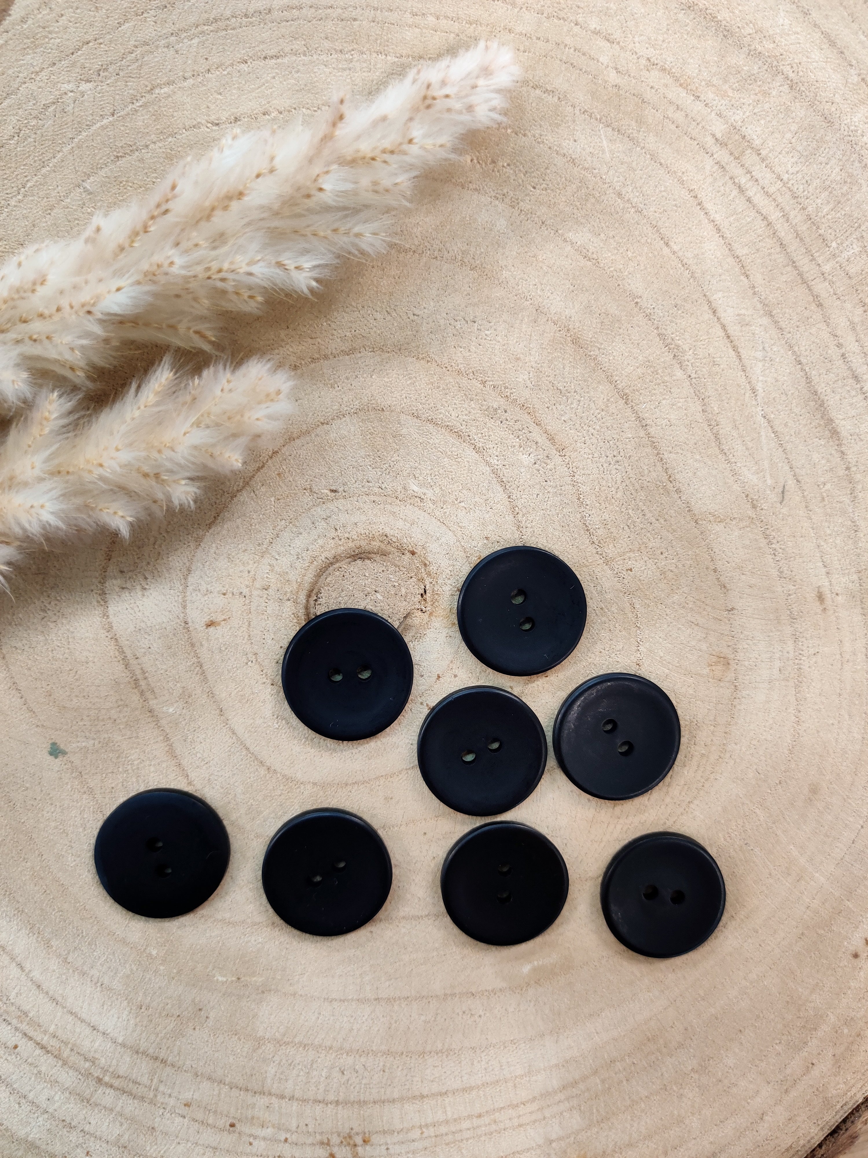 Boutons satinés 2 trous - Noir - 23 mm de diamètre