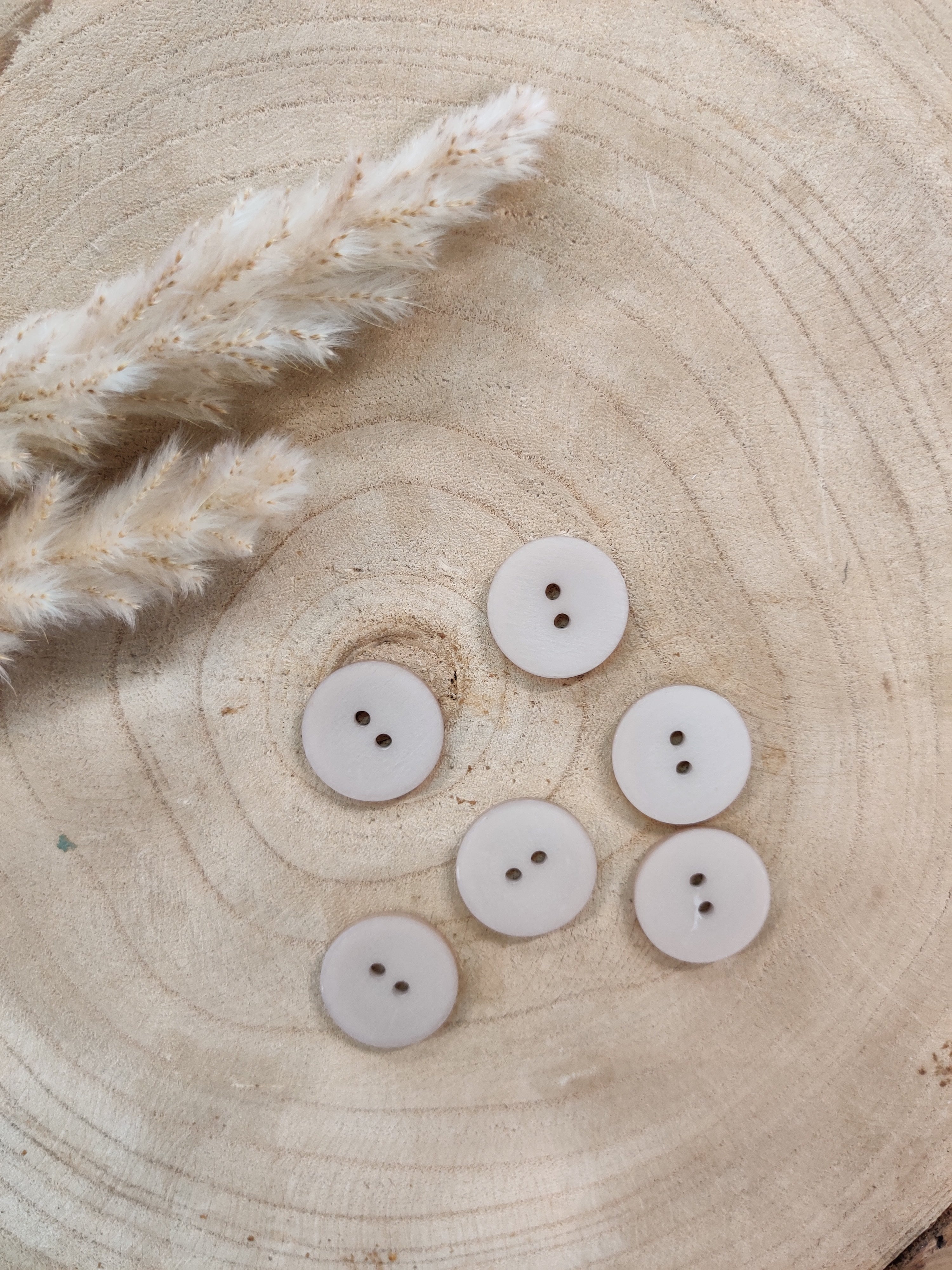 Boutons satinés 2 trous - Gris taupe - 23 mm de diamètre