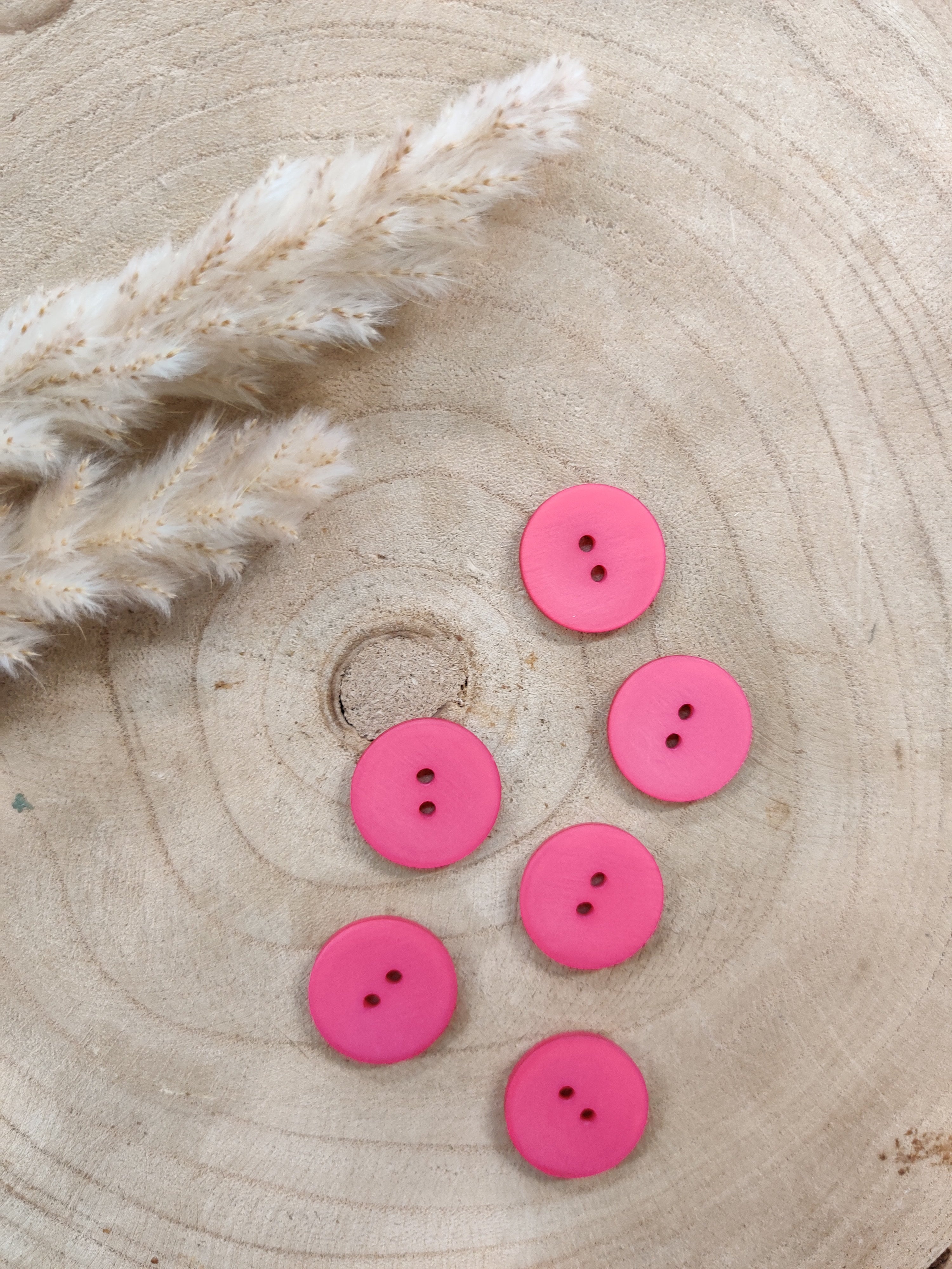 Boutons satinés 2 trous - Fuschia - 23 mm de diamètre