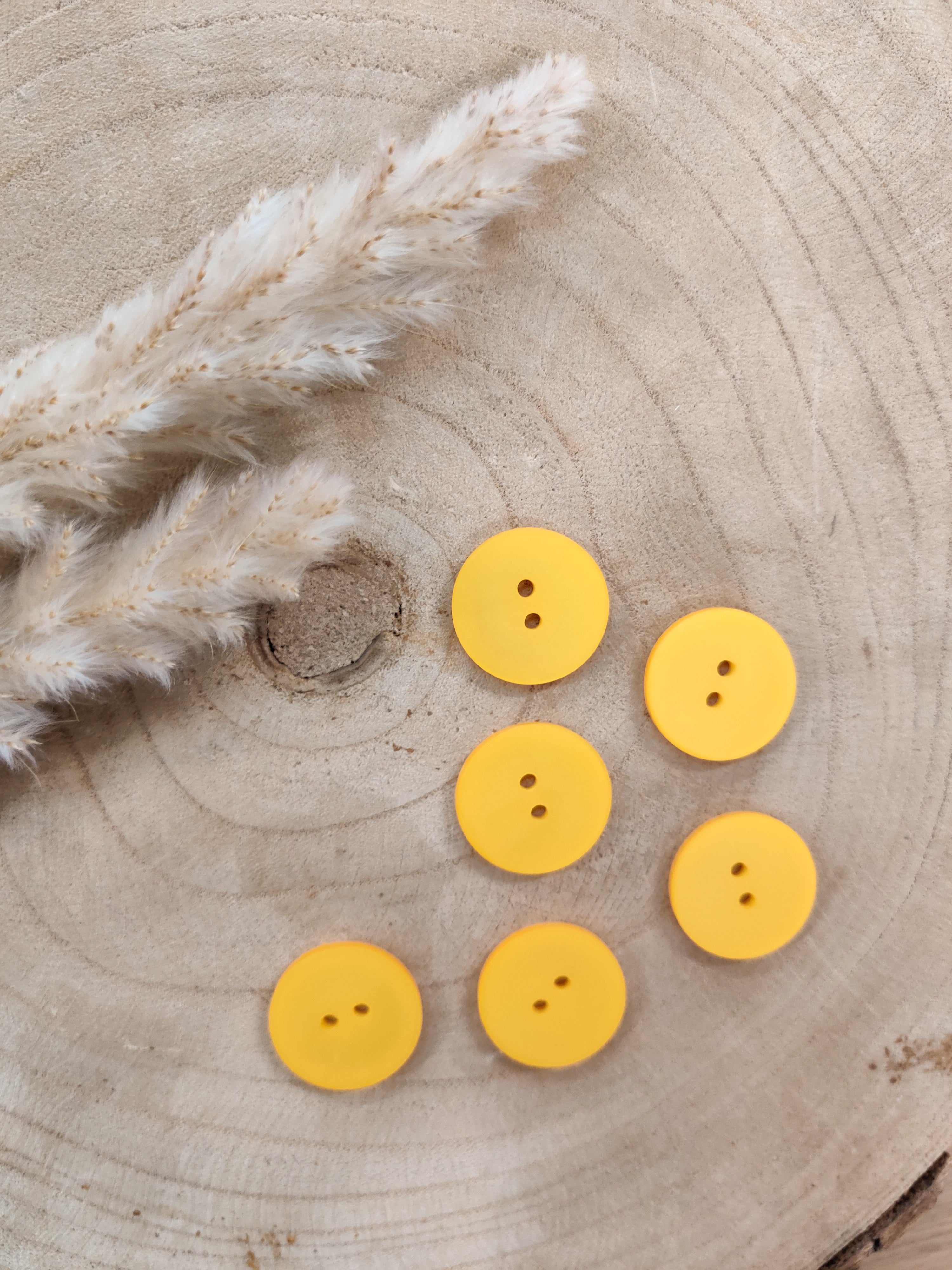 Boutons satinés 2 trous - Jaune soleil - 23 mm de diamètre