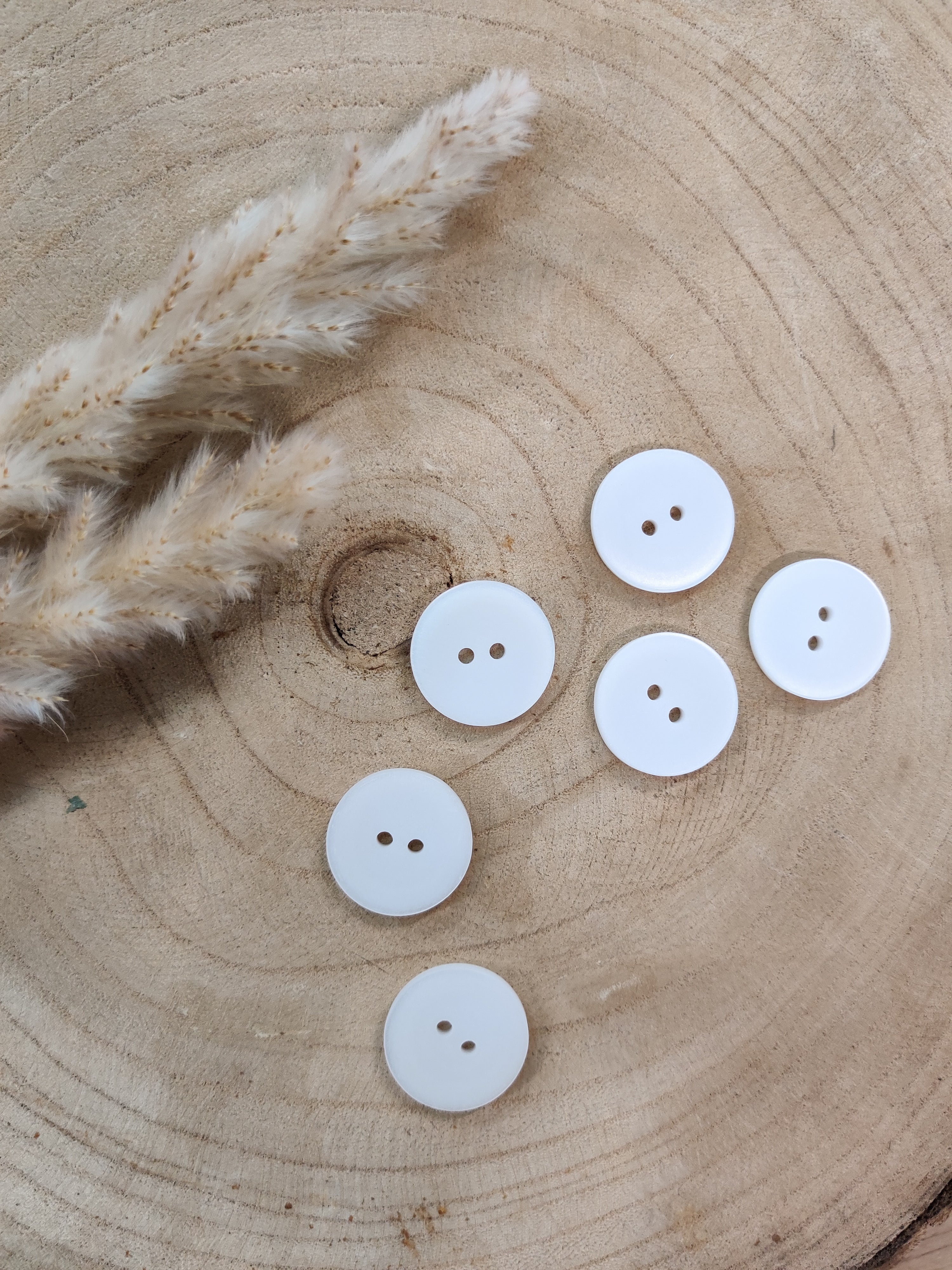 Boutons satinés 2 trous - Blanc - 23 mm de diamètre