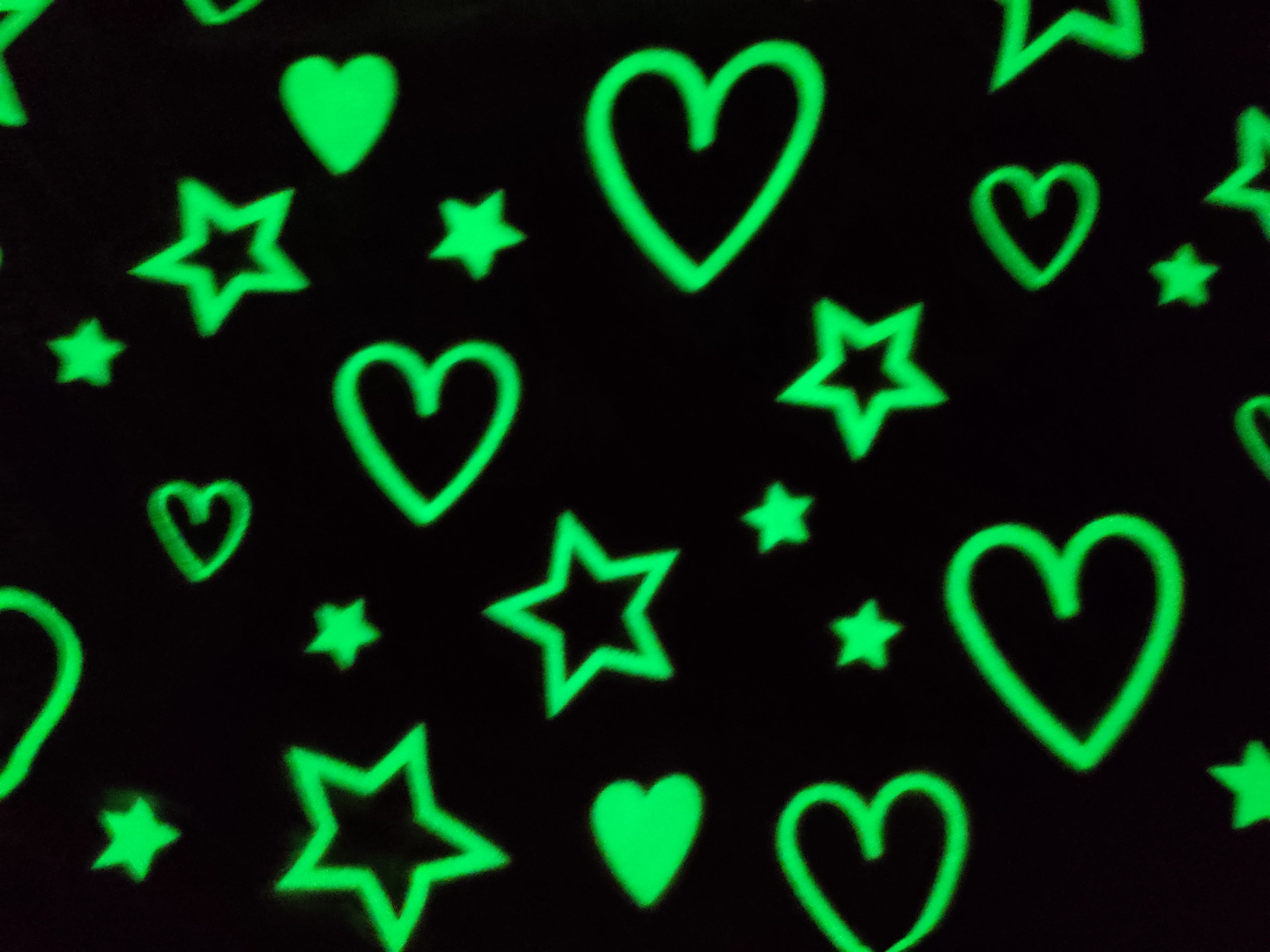 Tissu doudou phosphorescent rose - Cœurs et étoiles