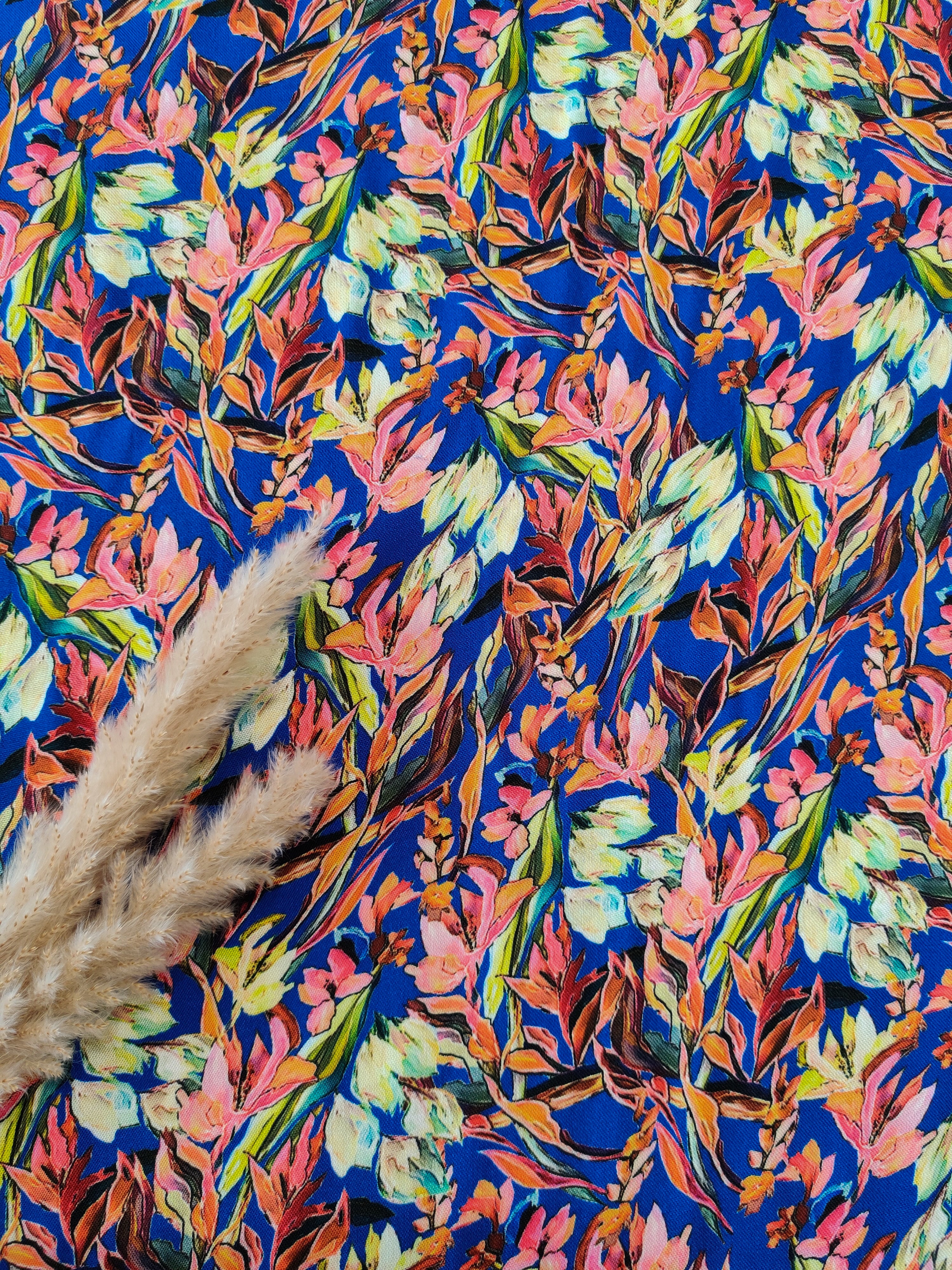 Popeline de viscose bleu roi - Bourgeons fleuris