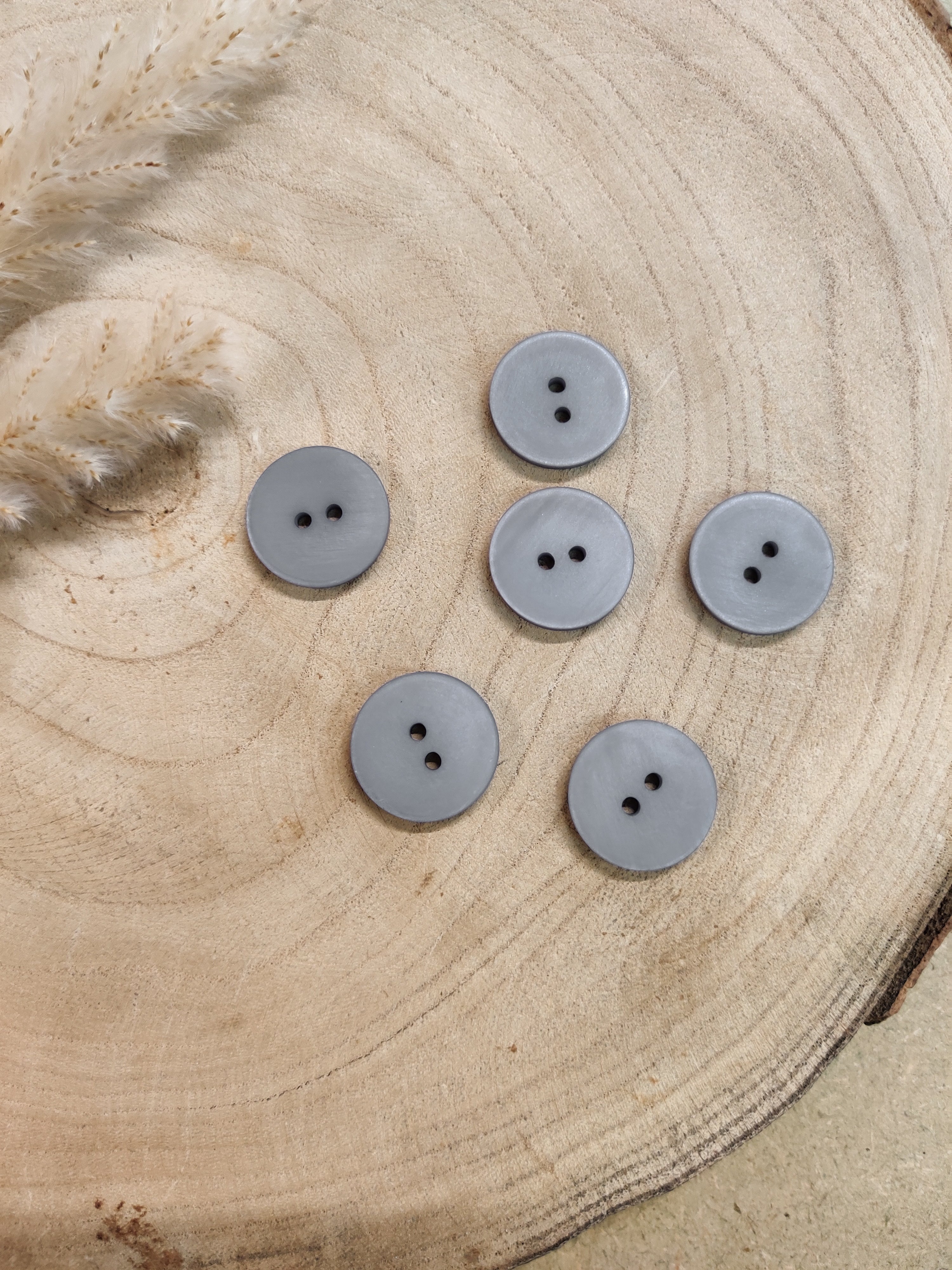 Boutons satinés 2 trous - Gris bleuté - 23 mm de diamètre