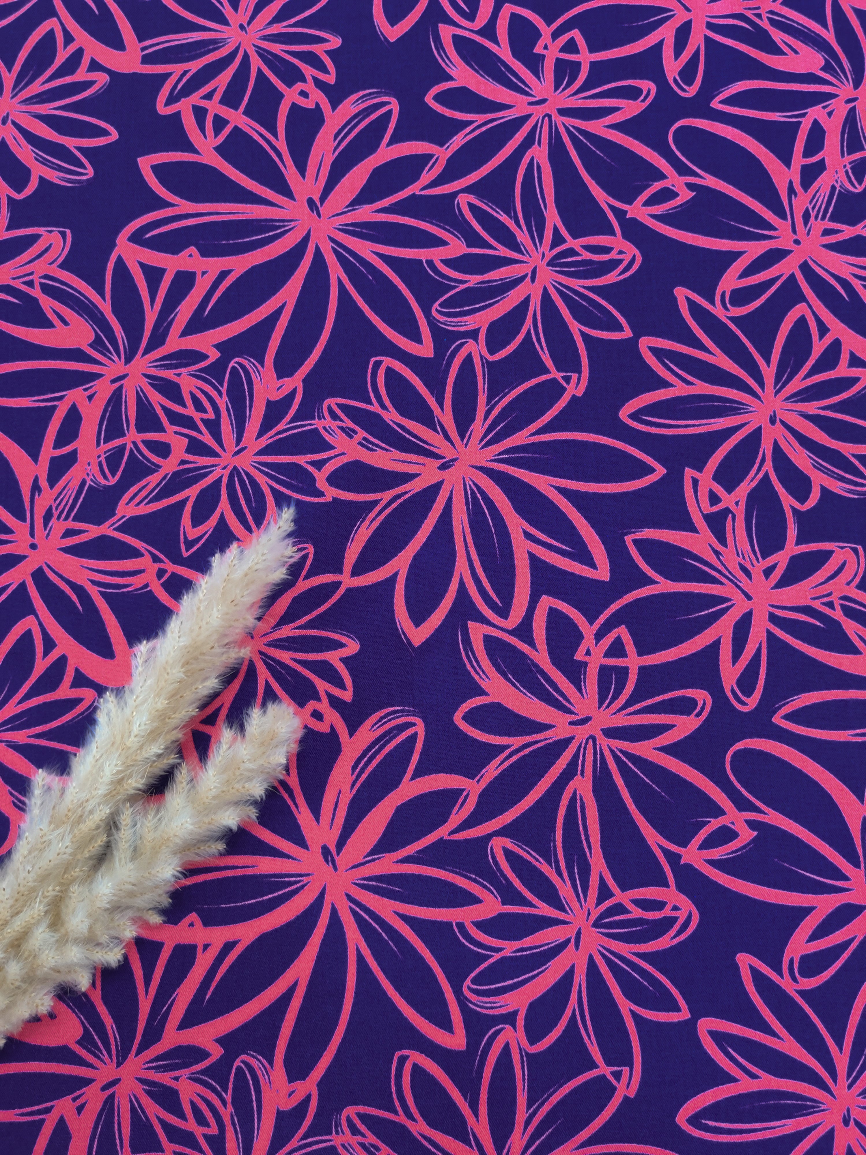 Twill de viscose stretch bleu marine - Mouvement floral