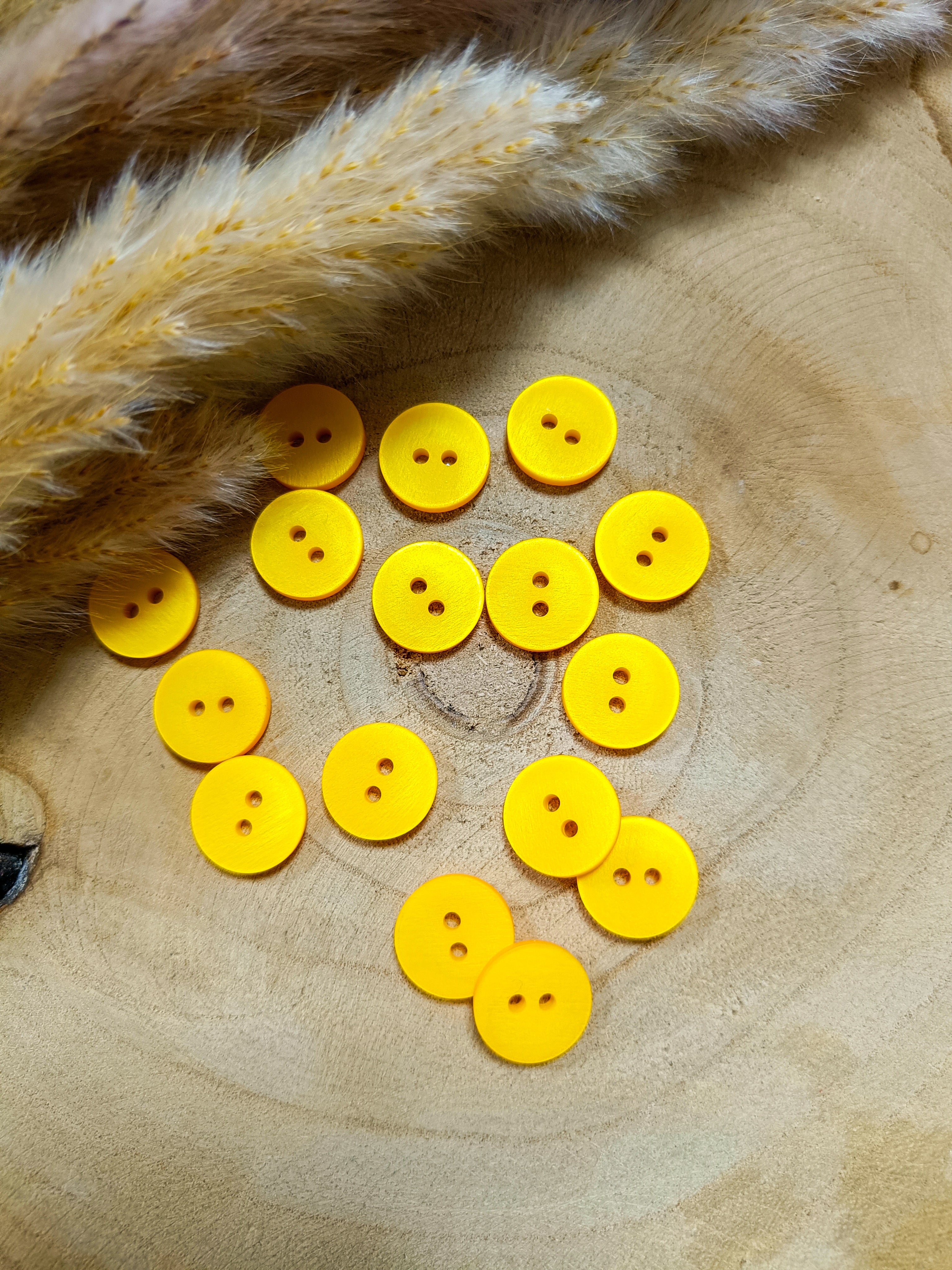 Boutons satinés 2 trous - Jaune soleil - 15 mm de diamètre