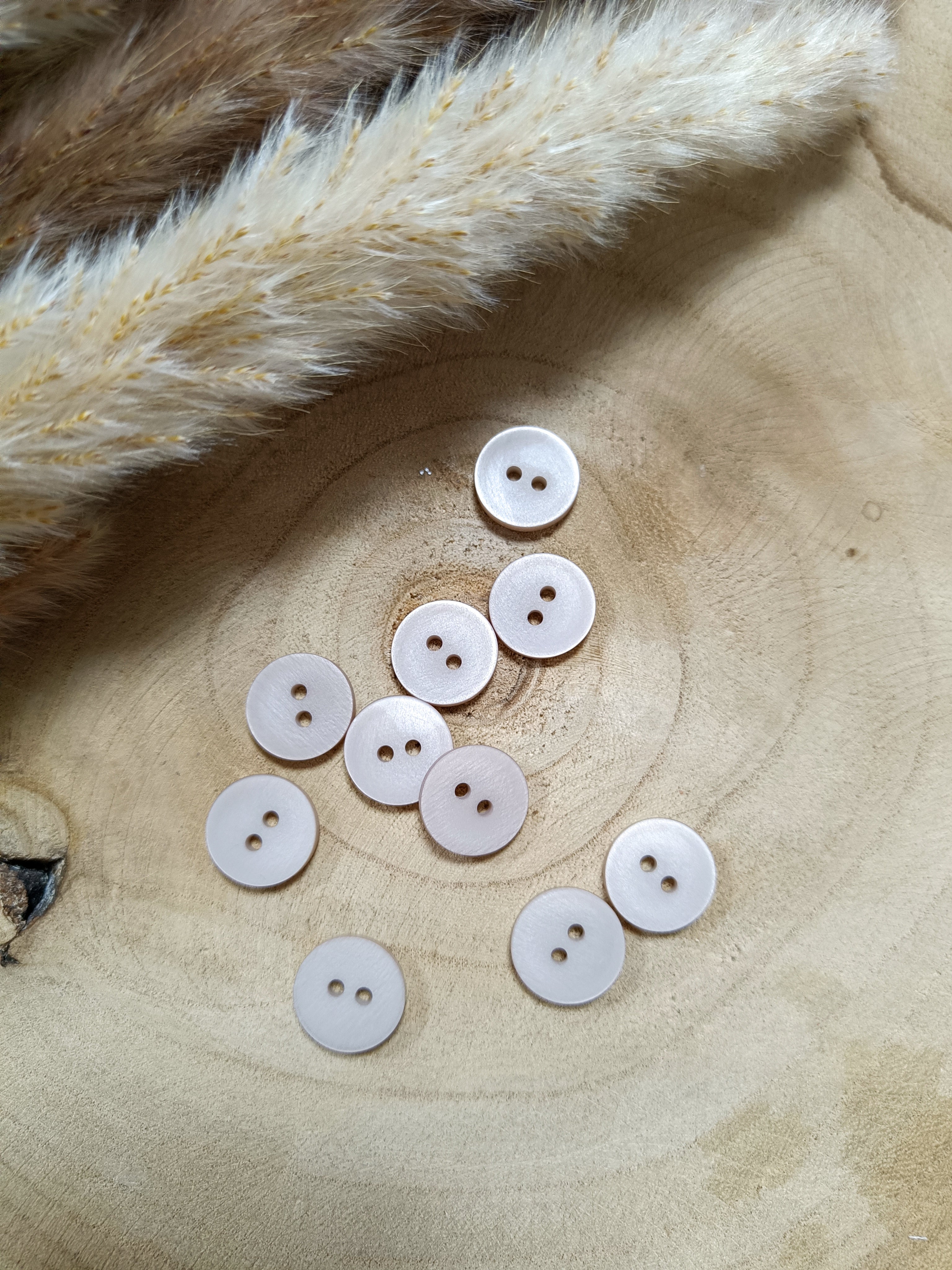 Boutons satinés 2 trous - Gris clair - 15 mm de diamètre