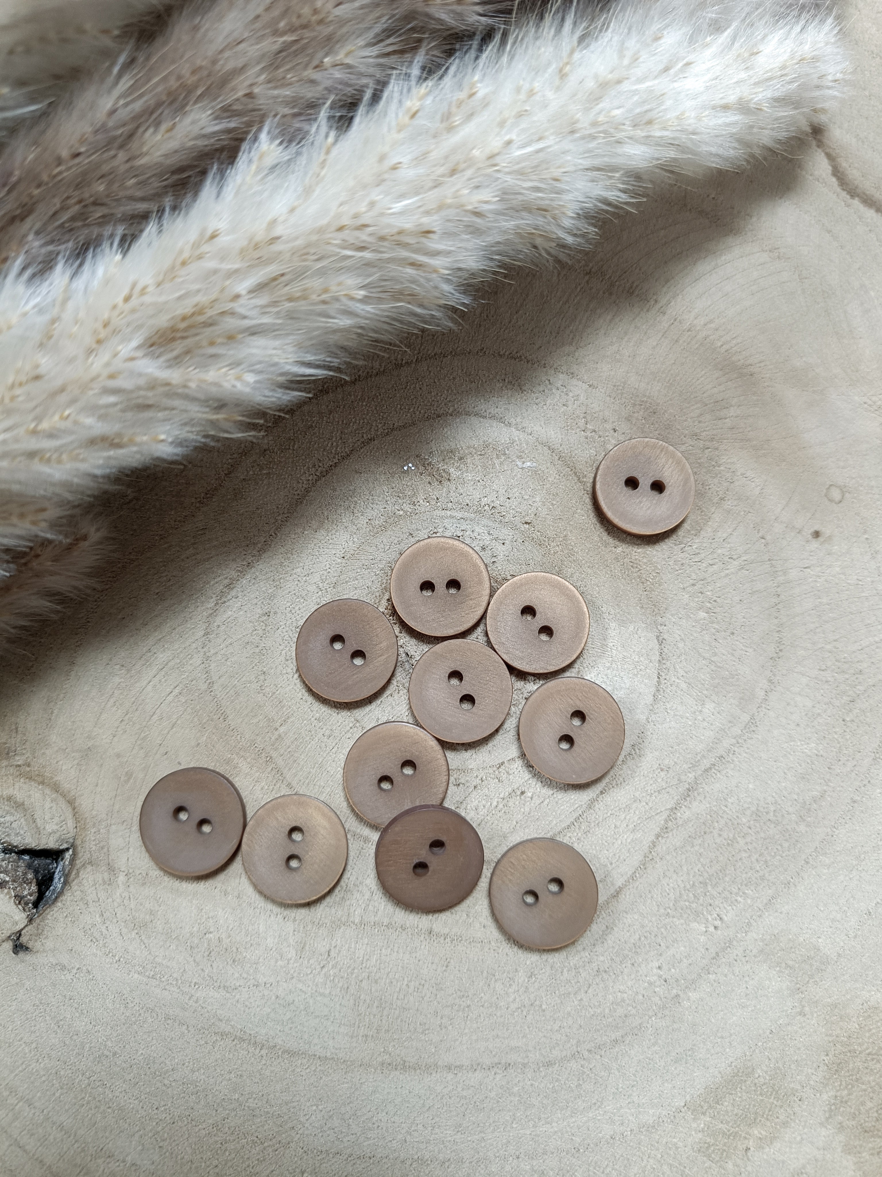 Boutons satinés 2 trous - Gris taupe - 15 mm de diamètre