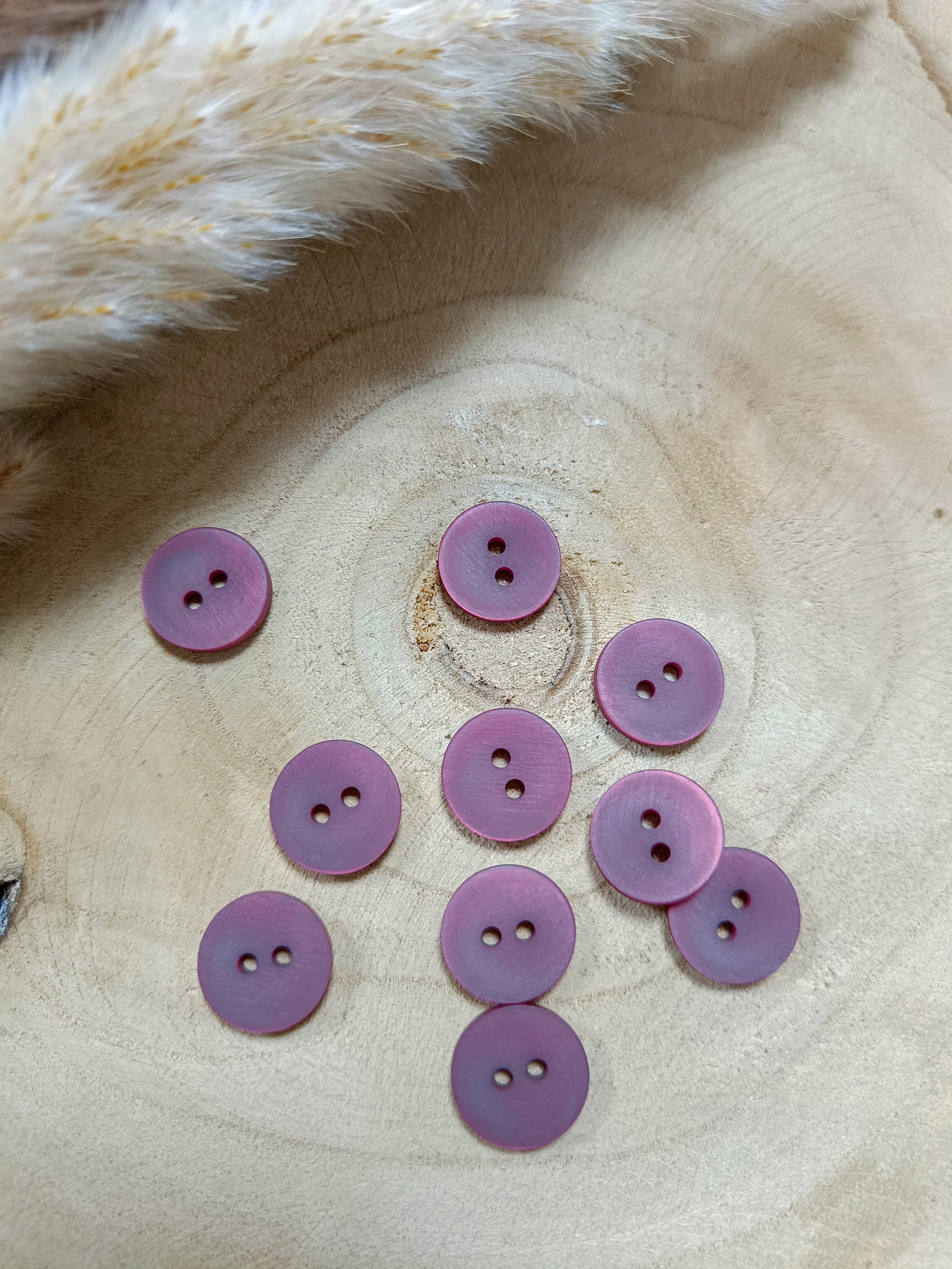 Boutons satinés 2 trous - Prune - 15 mm de diamètre