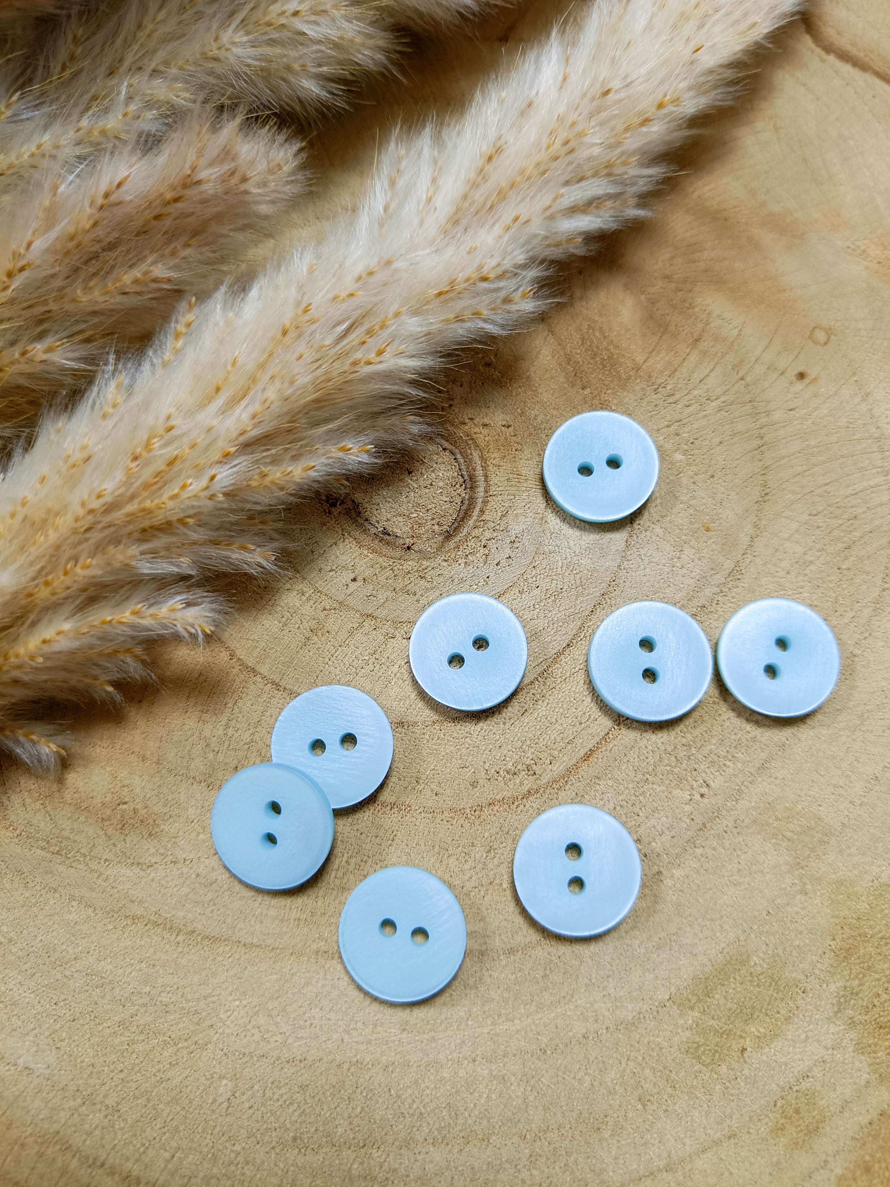 Boutons satinés 2 trous - Bleu clair - 15 mm de diamètre