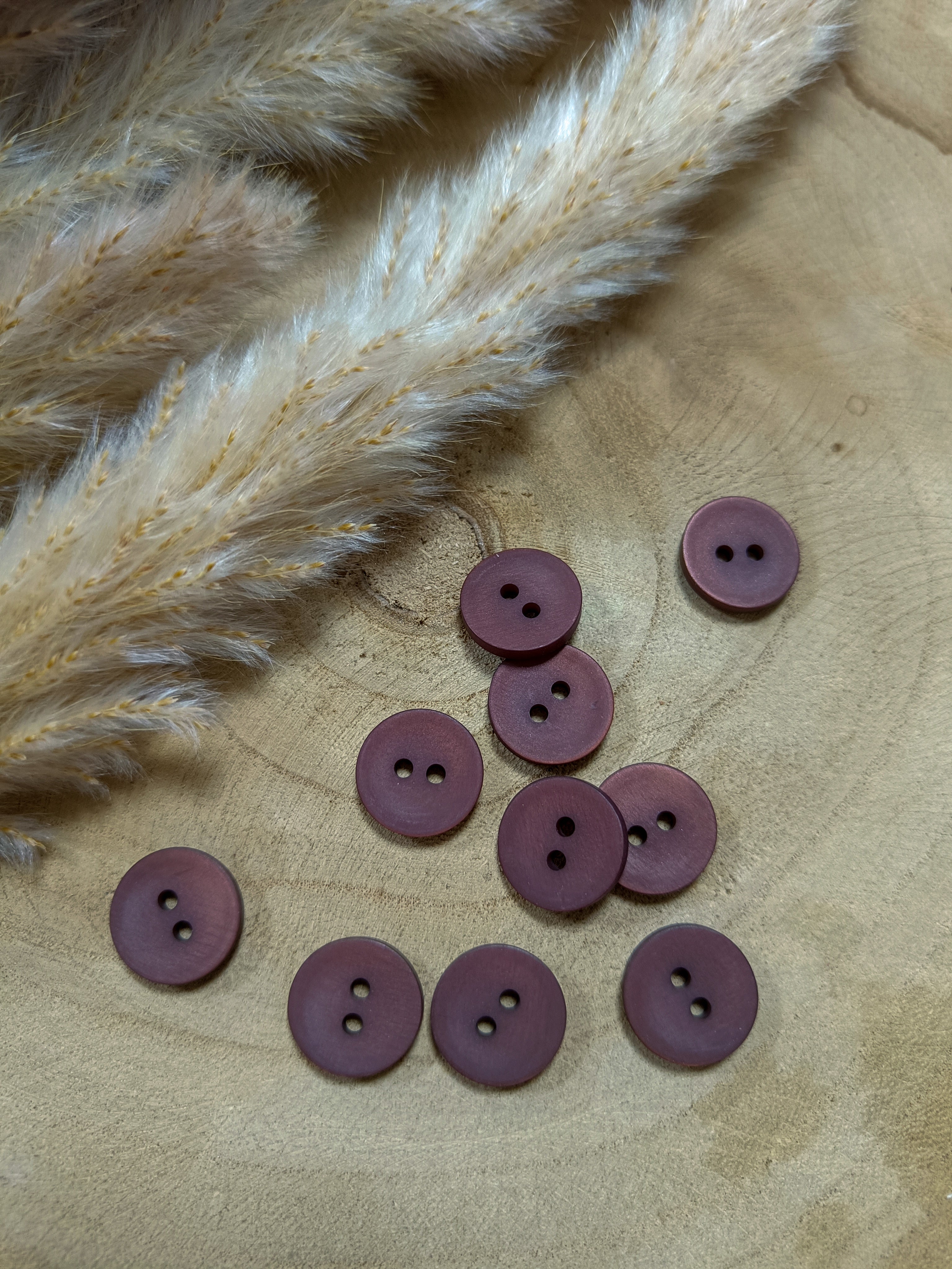 Boutons satinés 2 trous - Aubergine - 15 mm de diamètre