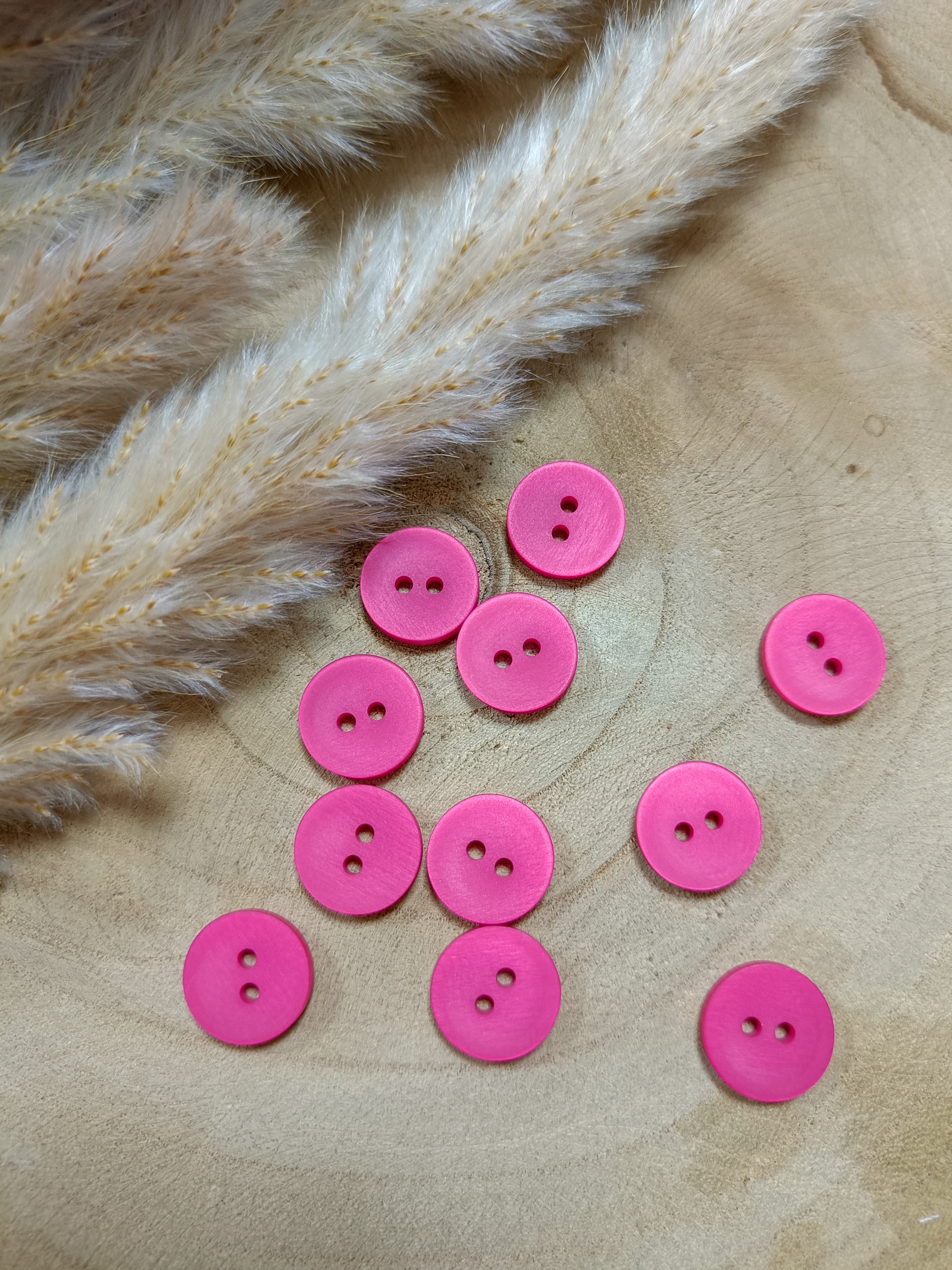 Boutons satinés 2 trous - Fuchsia - 15 mm de diamètre