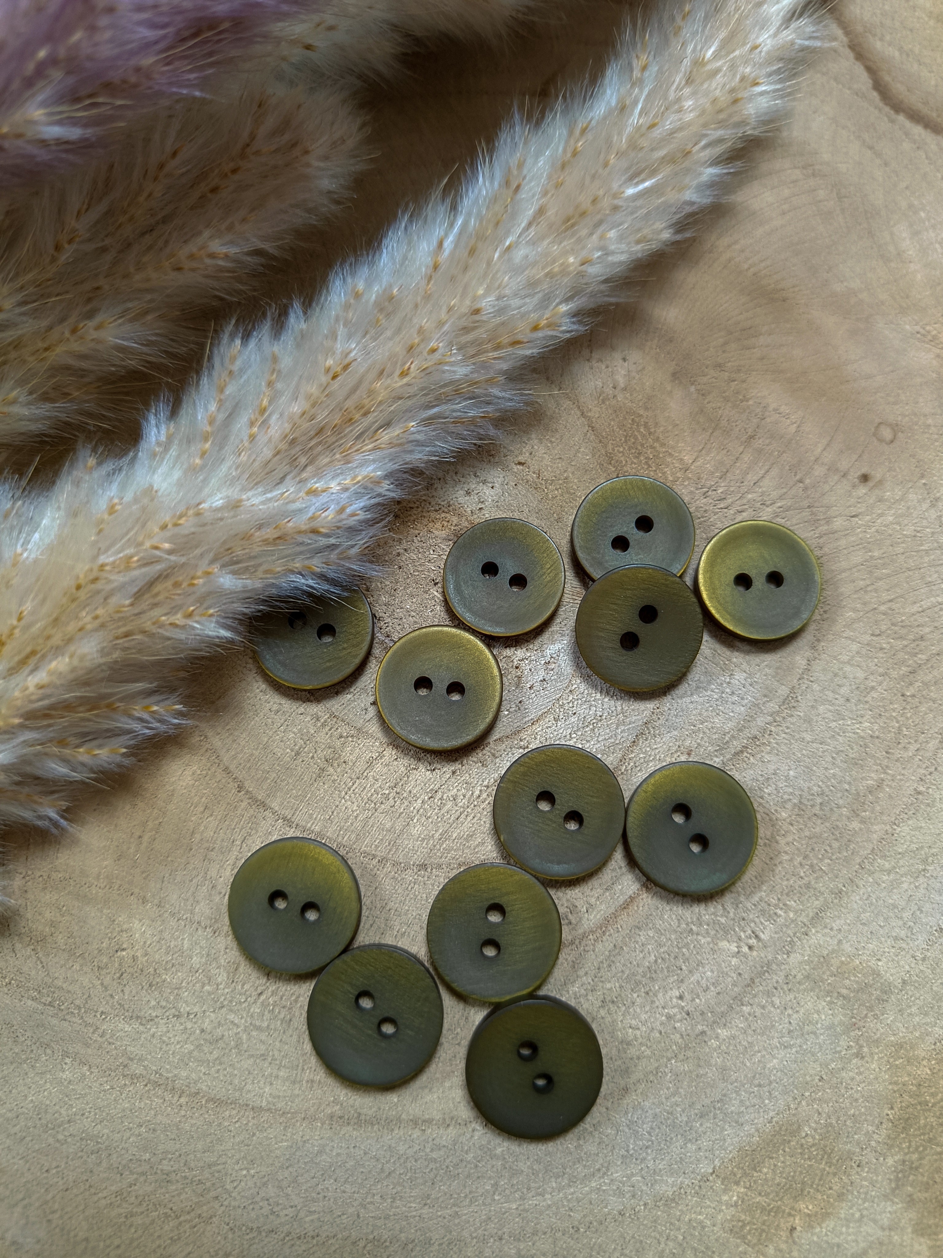 Boutons satinés 2 trous - Vert kaki - 15 mm de diamètre