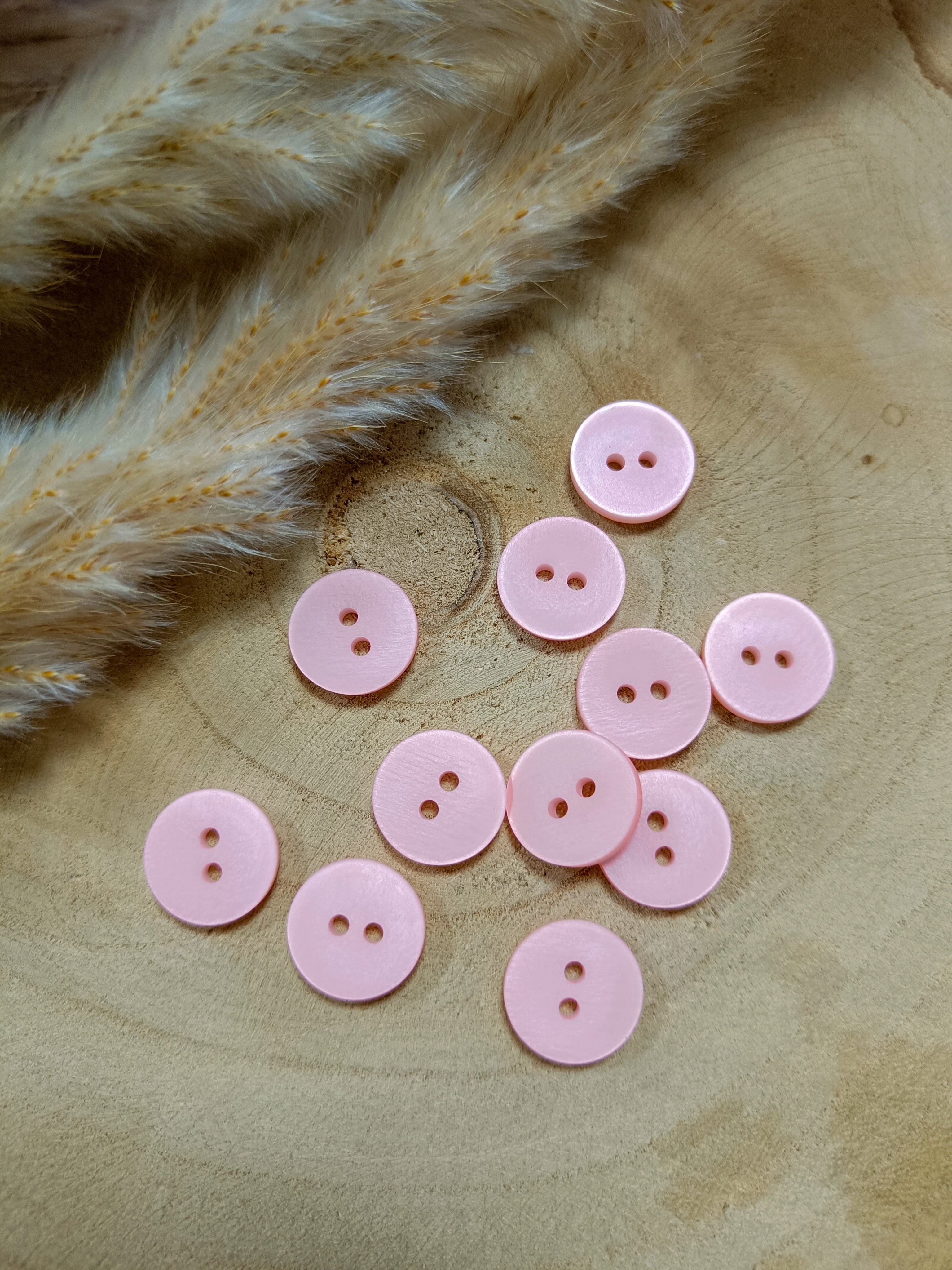 Boutons satinés 2 trous - Rose - 15 mm de diamètre