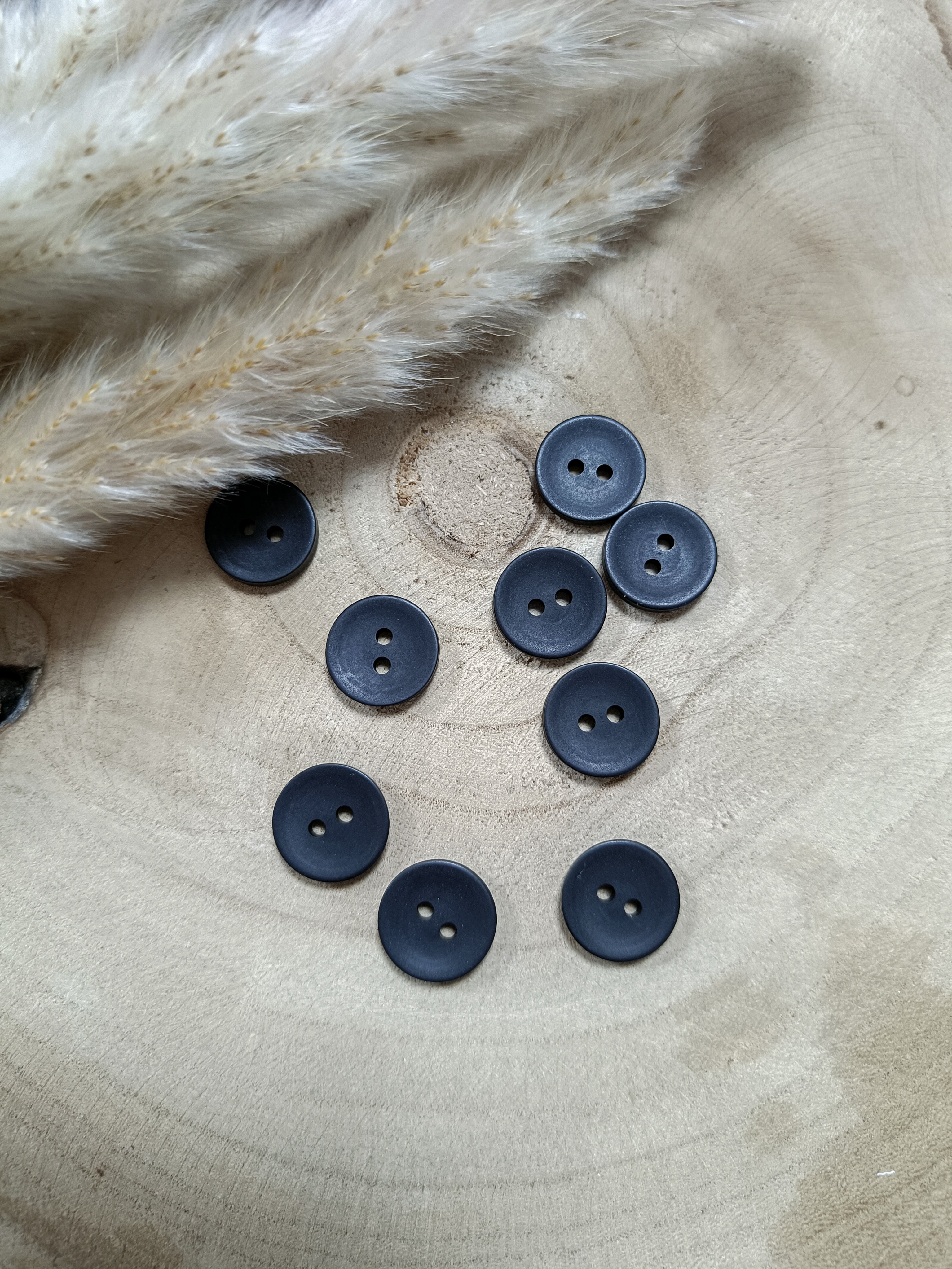 Boutons satinés 2 trous - Noir - 15 mm de diamètre