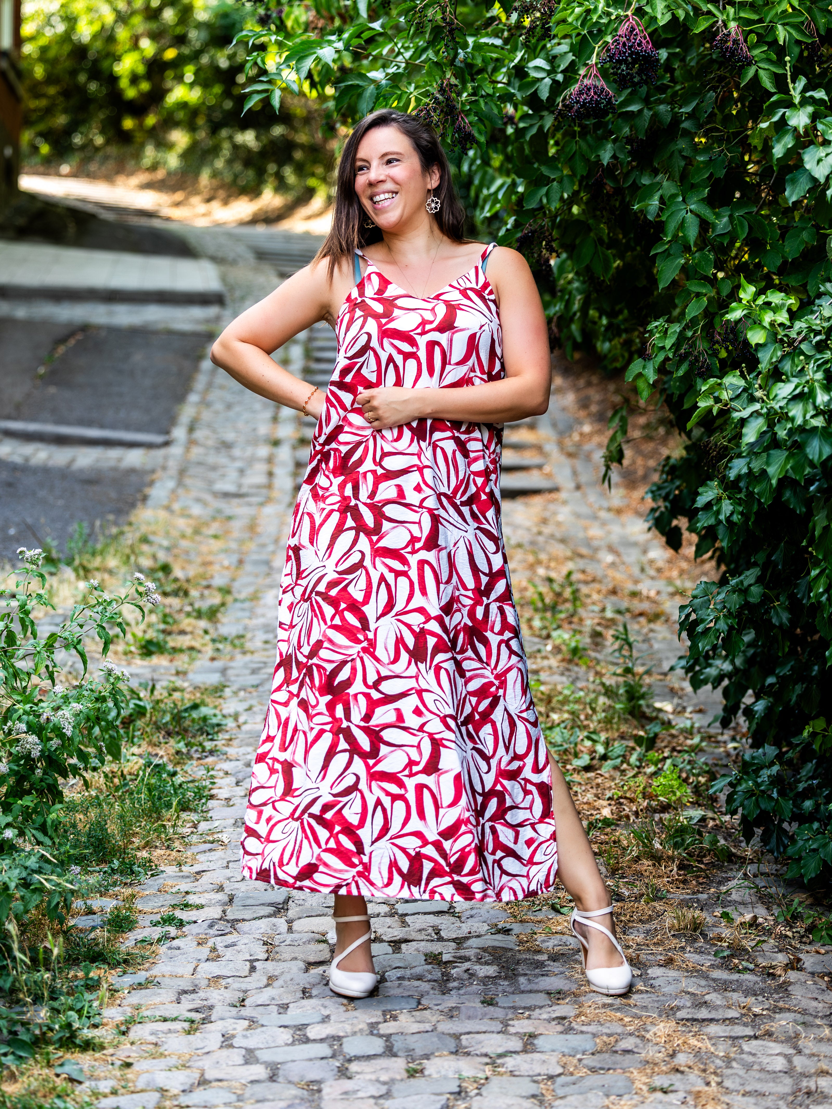 Popeline de viscose écru - traits fleuris rouges