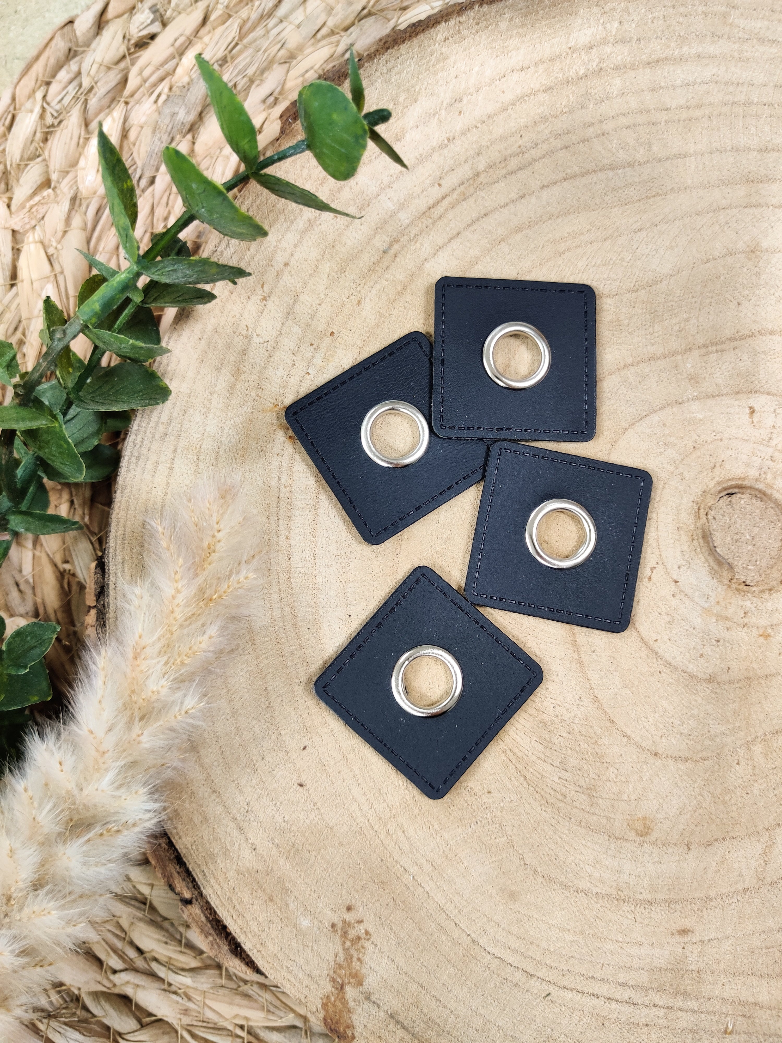 Œillets simili cuir - carré - plusieurs coloris