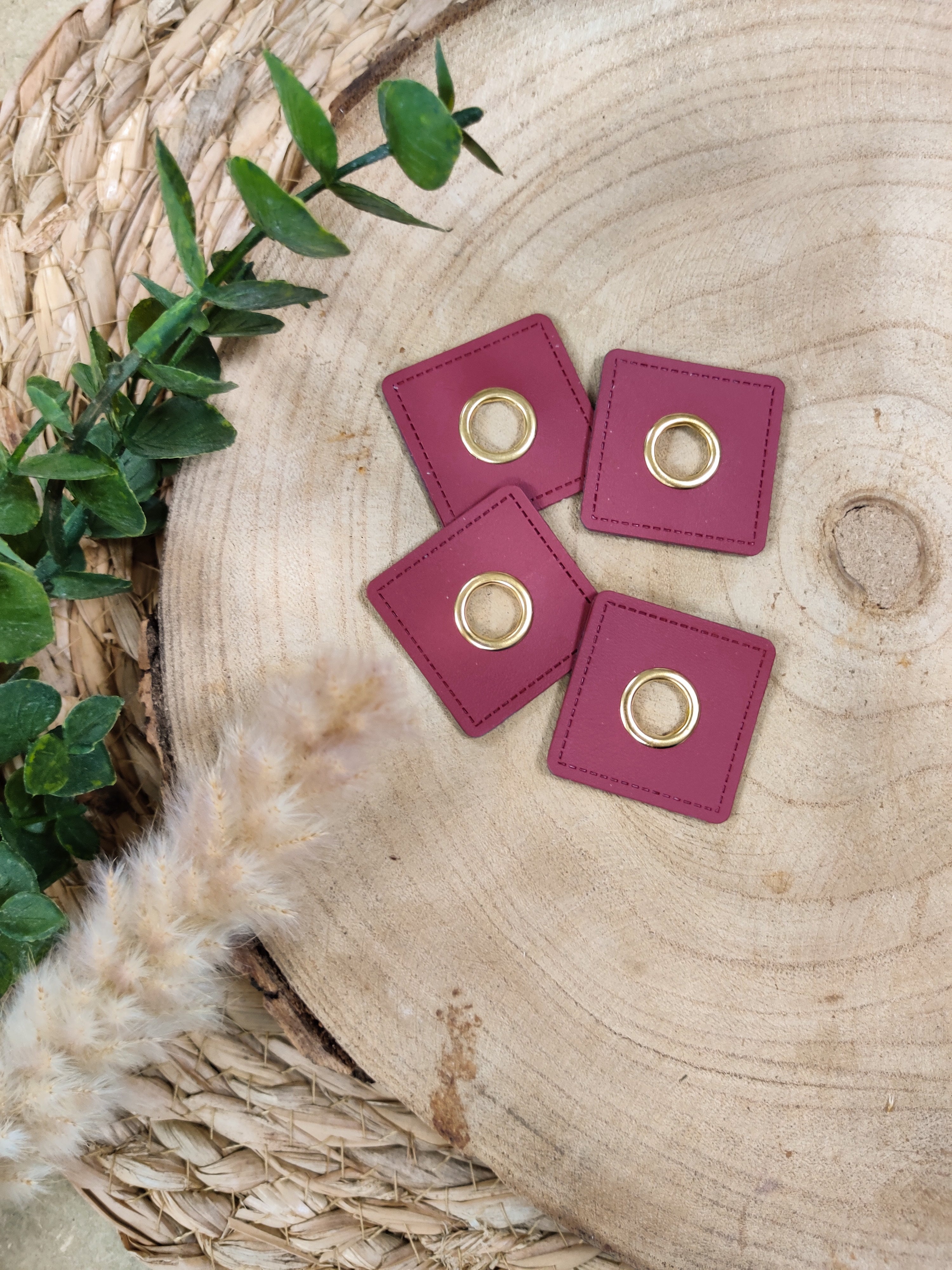 Œillets simili cuir - carré - plusieurs coloris