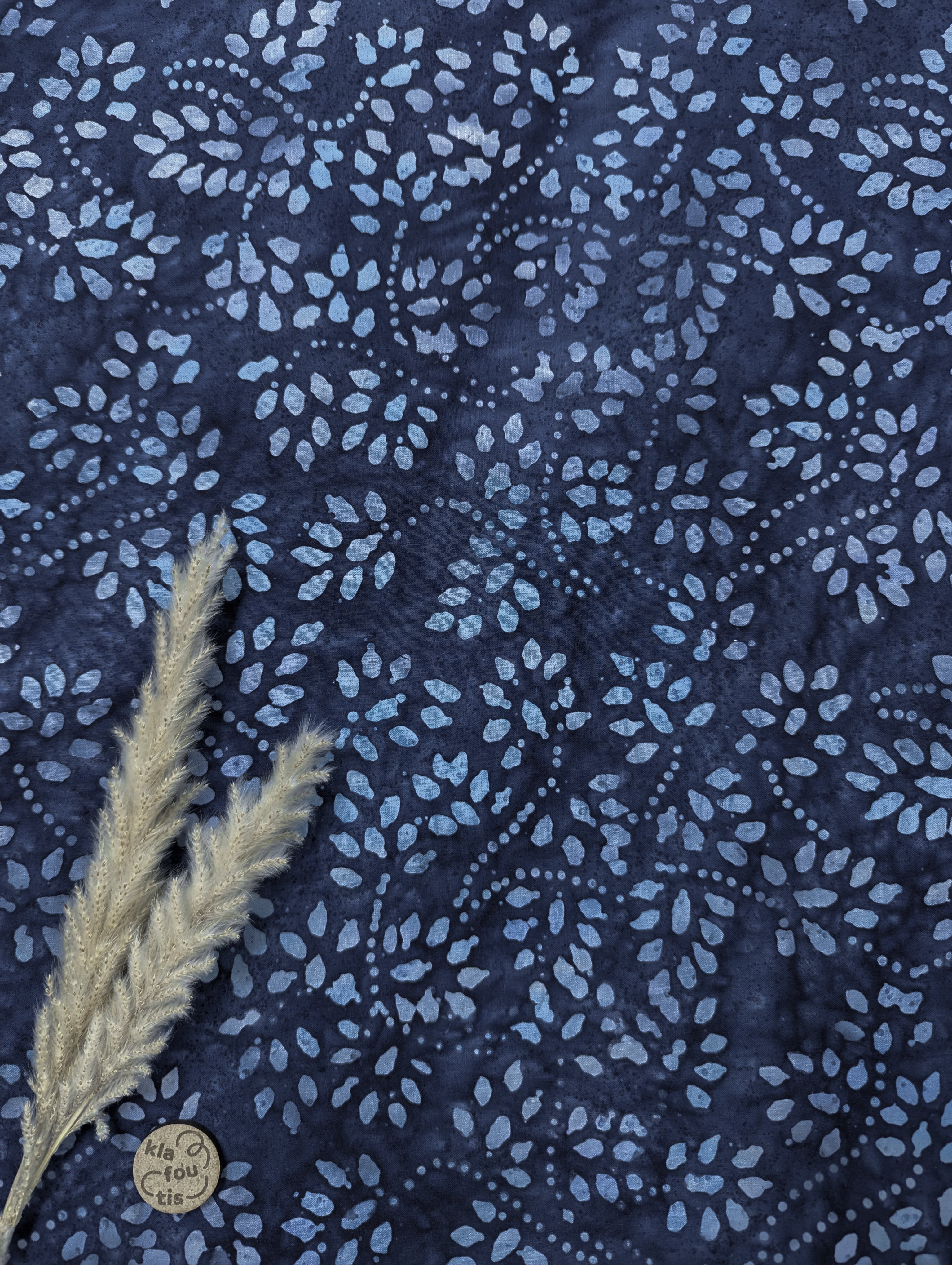 Popeline de coton Batik bleu marine - par touches de bleu clair