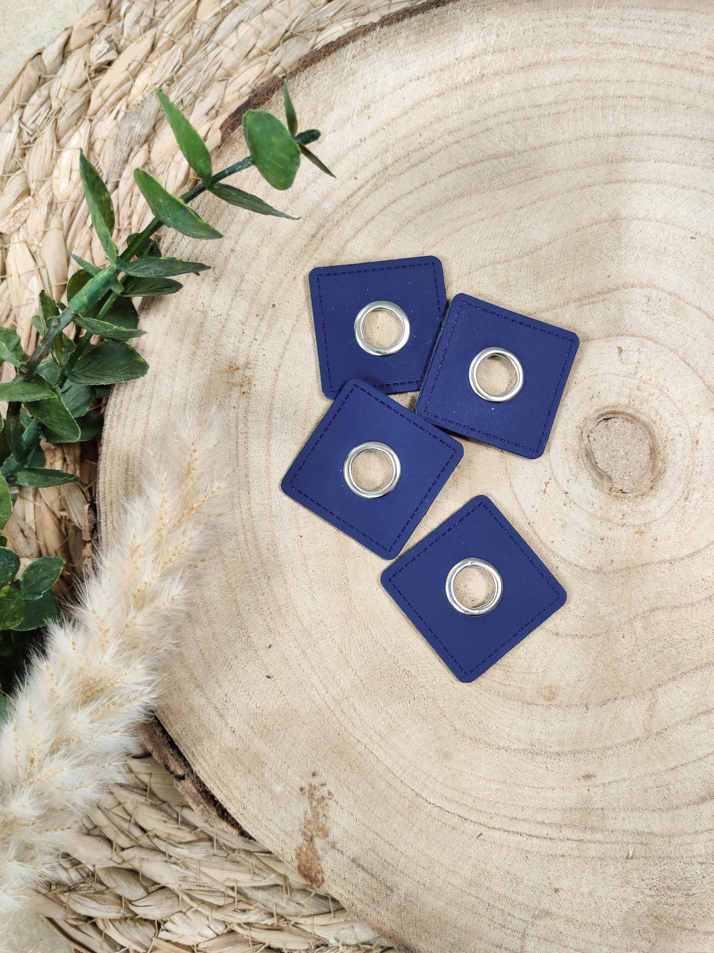 Œillets simili cuir - carré - plusieurs coloris