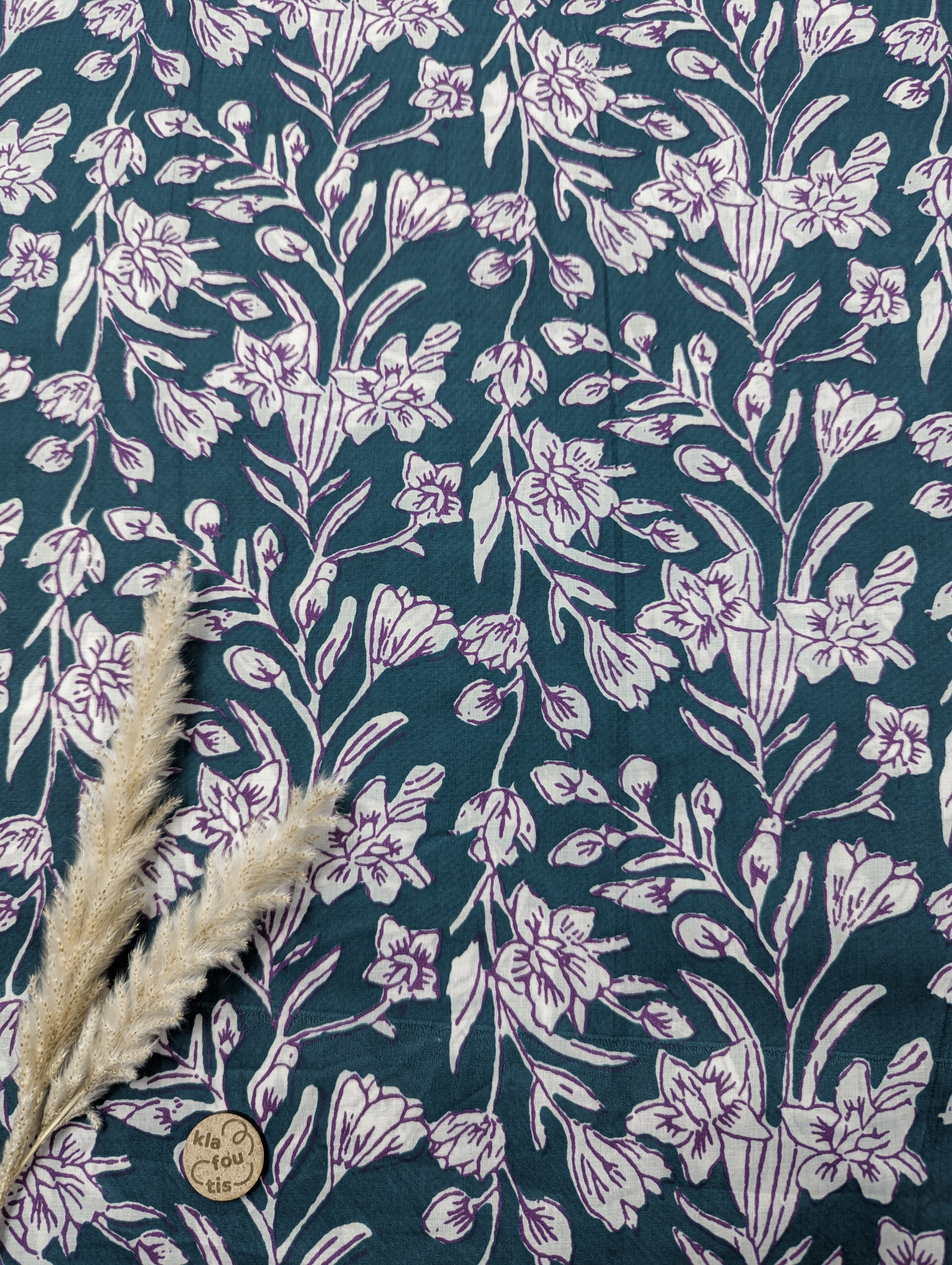 Popeline de coton faite à la main pétrole - flore blanche et mauve