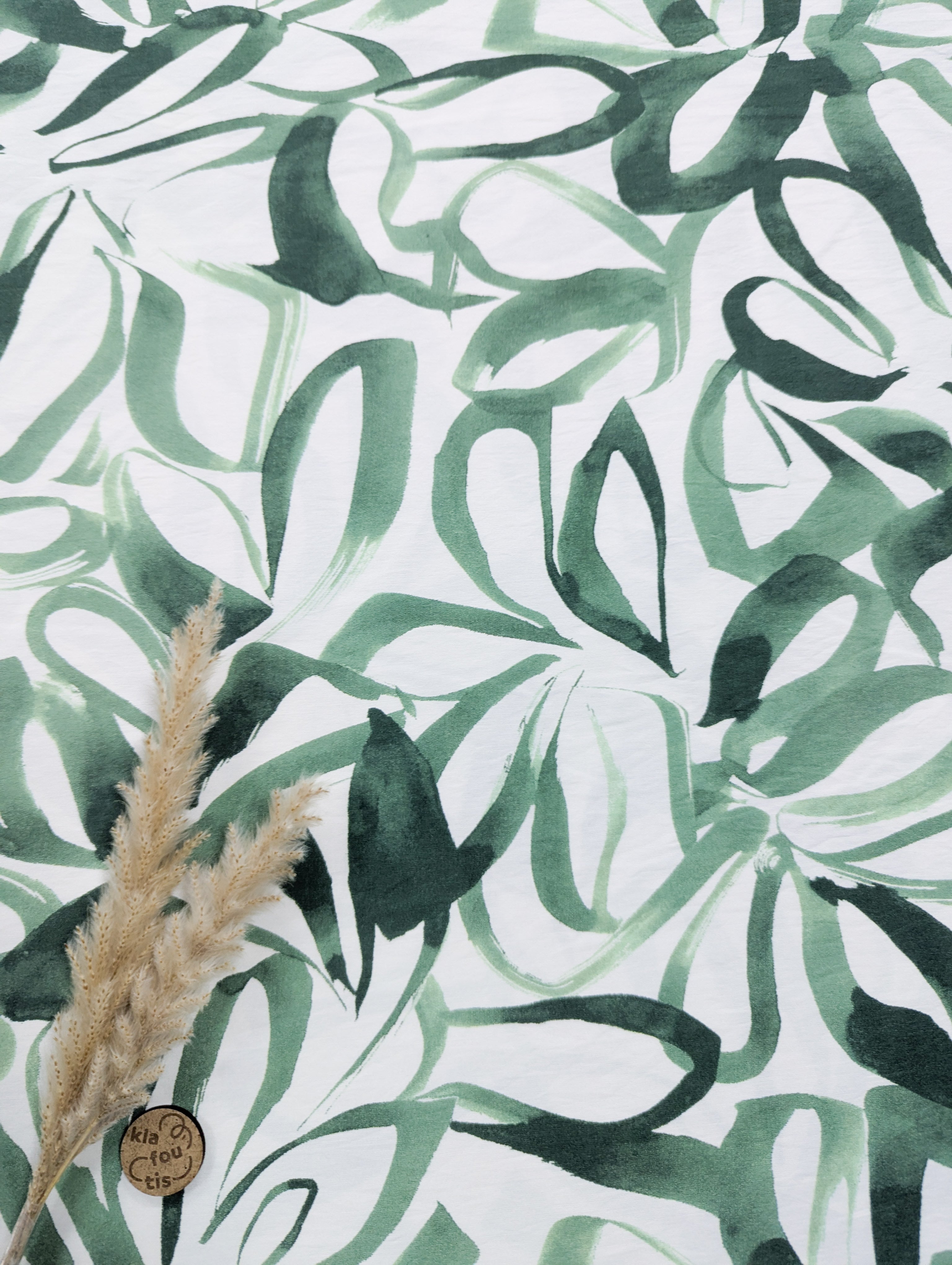 Popeline de viscose écru - traits fleuris vert eucalyptus