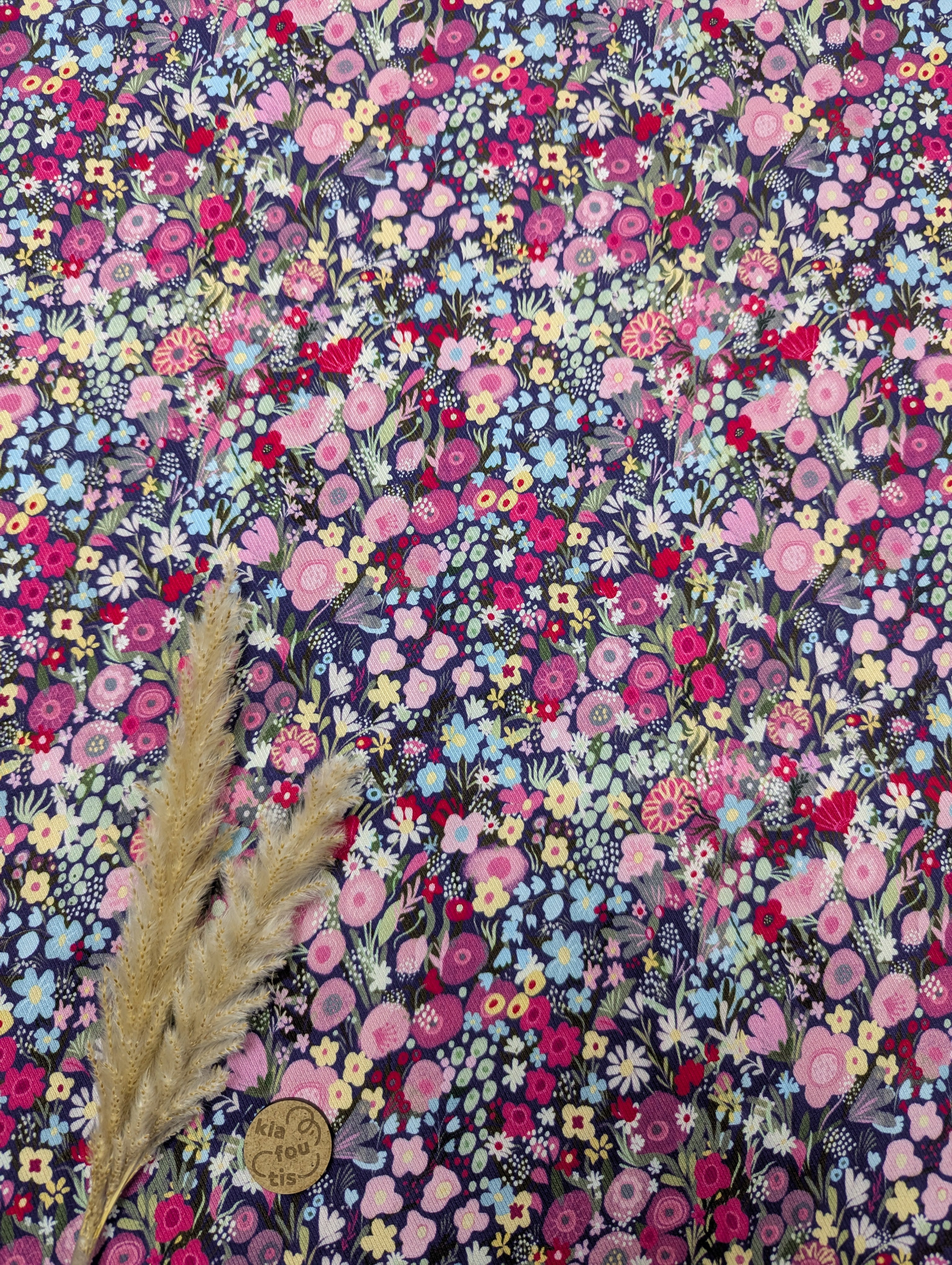 Twill de viscose bleu marine - parterre rosé