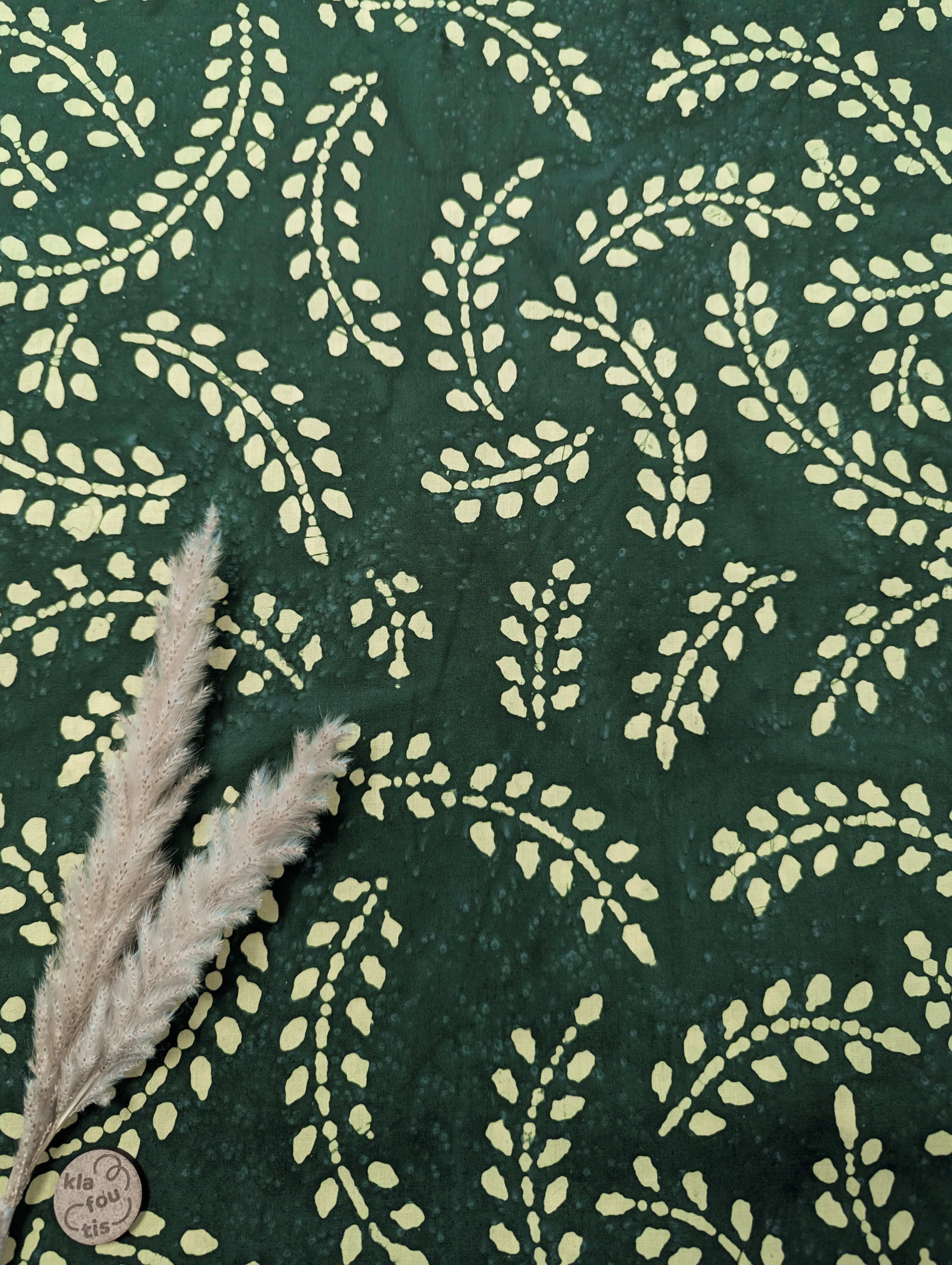 Popeline de coton Batik vert - touches crème