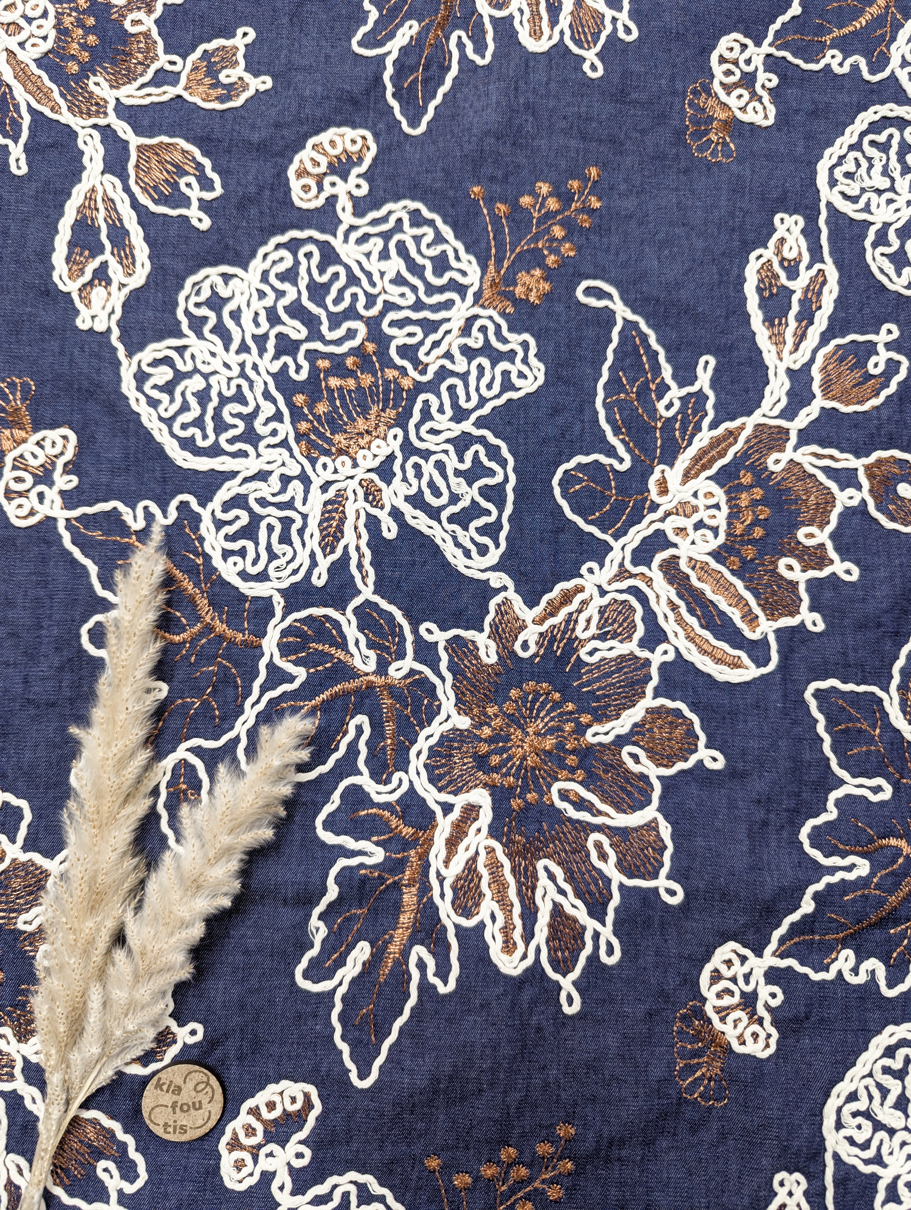 Jeans fin brodé - fleurs cuivrées et écrues