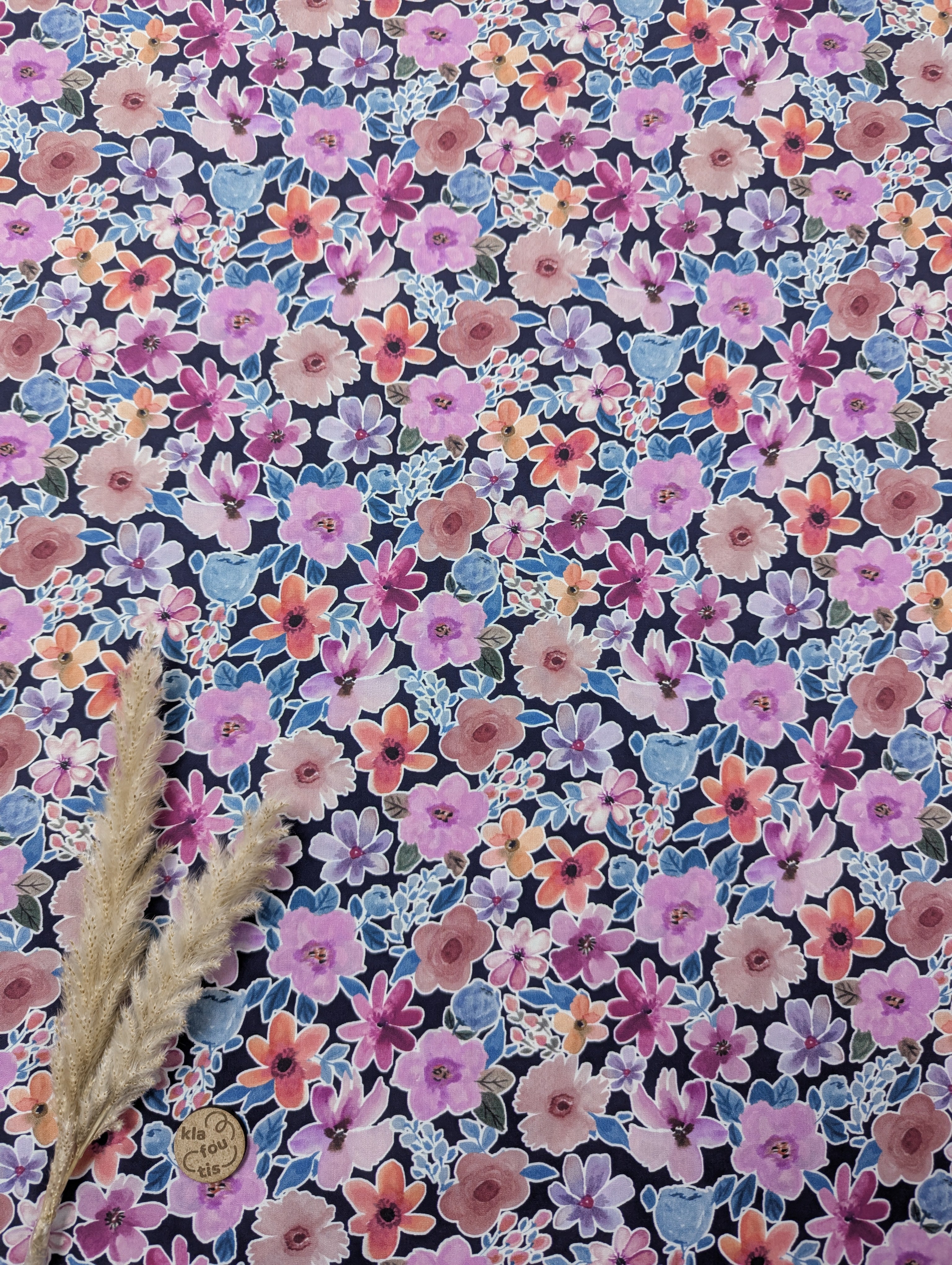 Popeline de coton bleu marine - entouré de fleurs