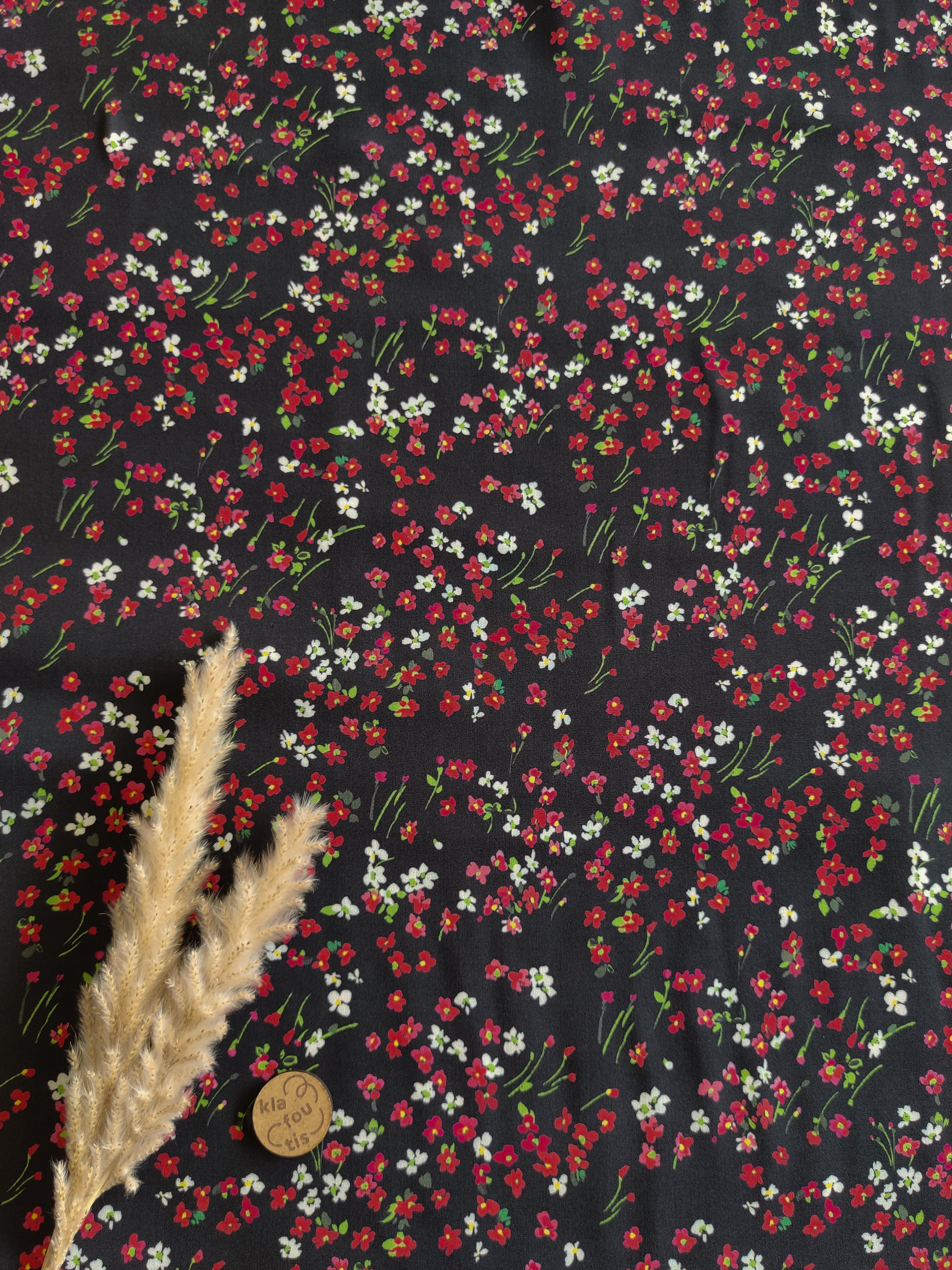 Popeline de viscose EcoVero noire - Pluie de fleurs