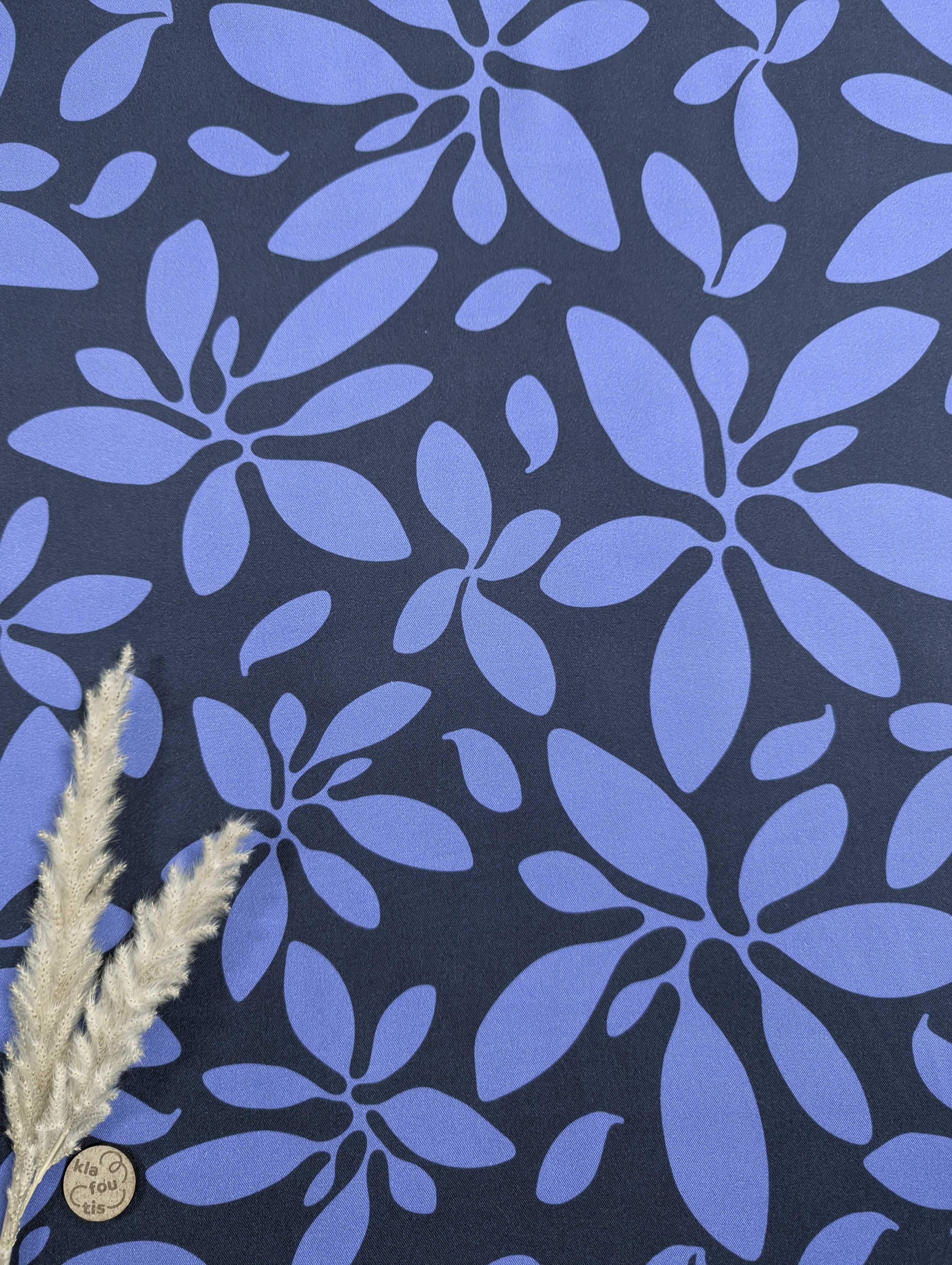 Twill de viscose bleu - floraison en toute simplicité
