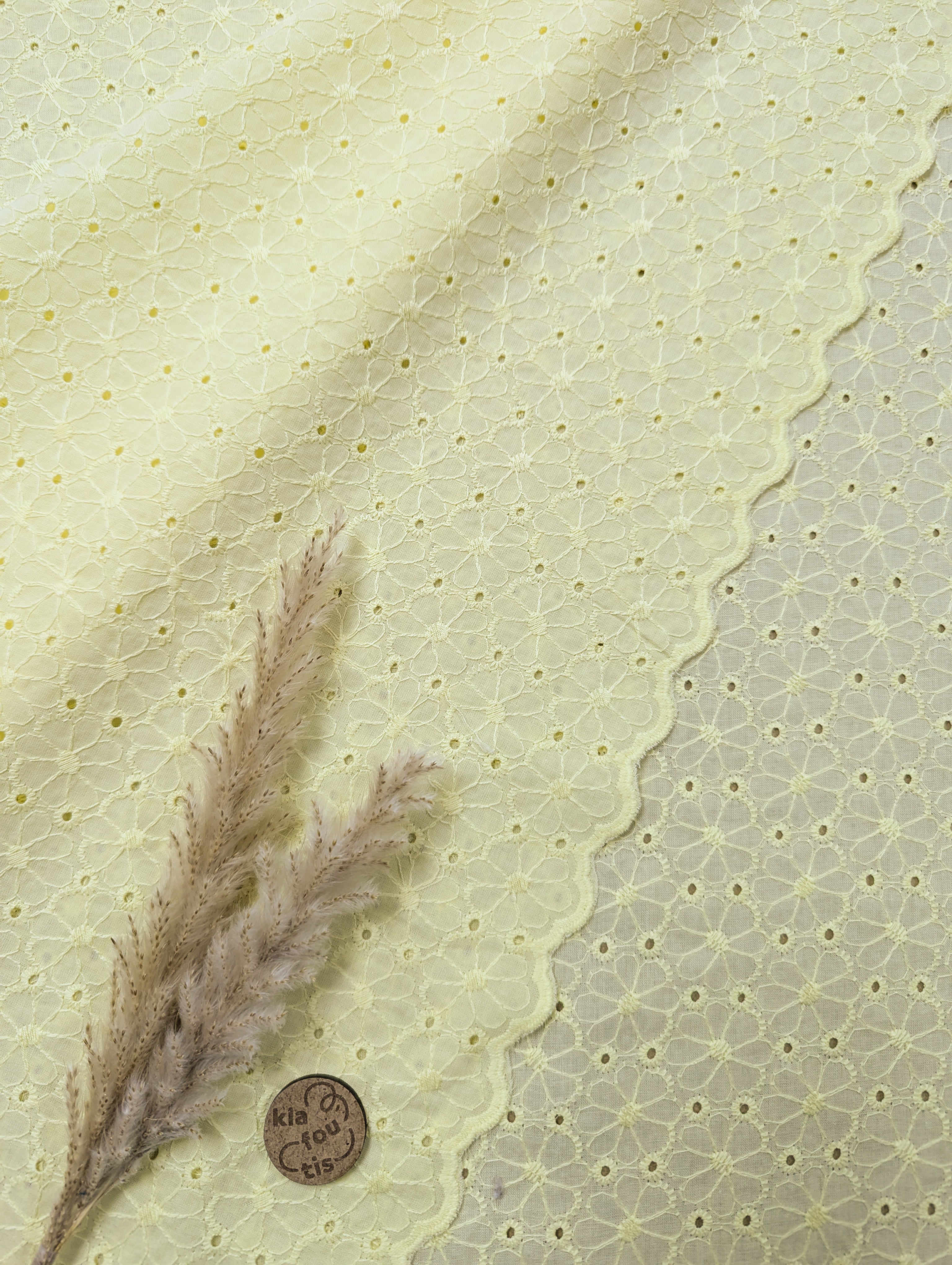 Broderie anglaise jaune doux - floraison