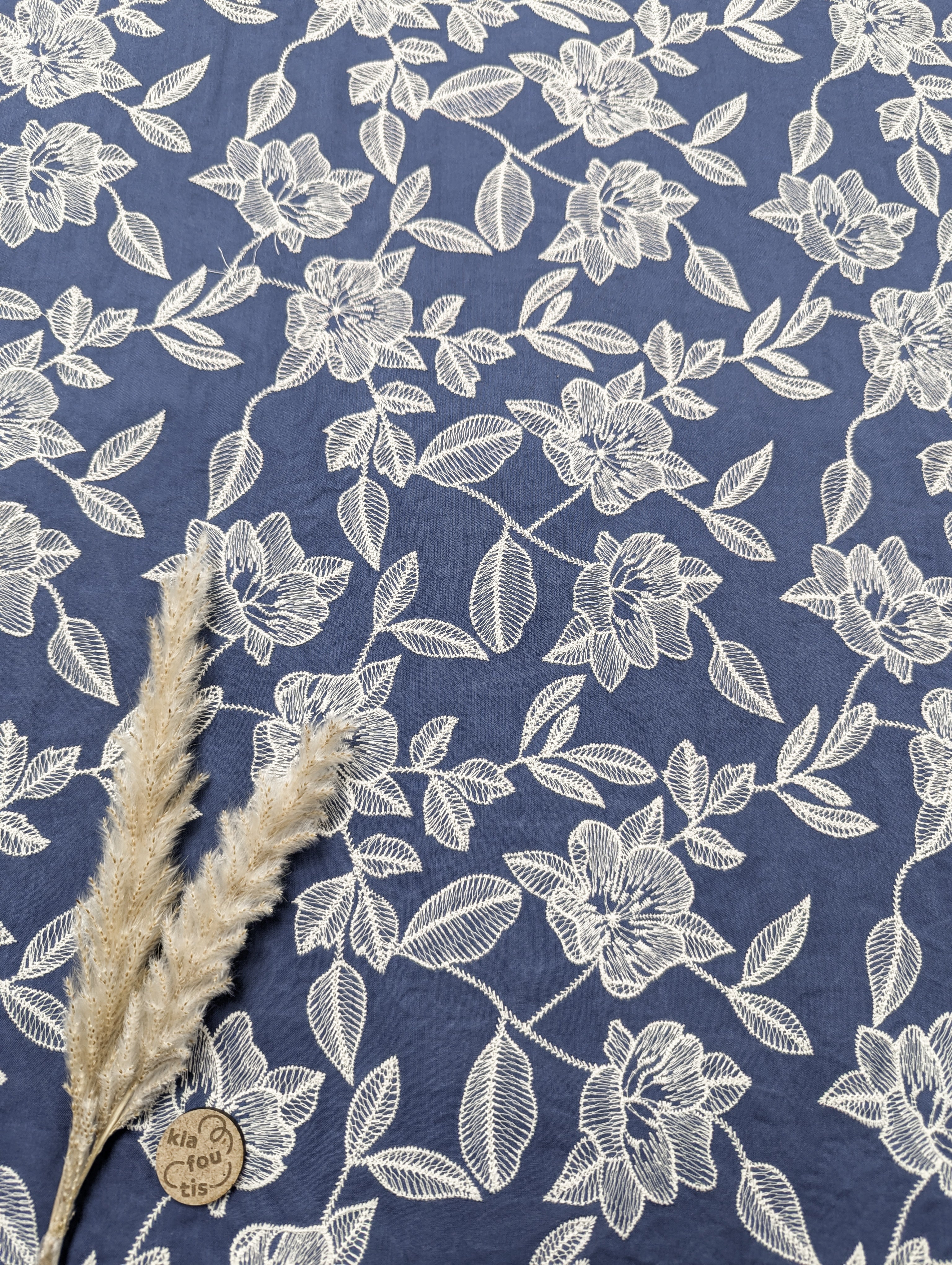 Voile de coton bleu jeans - broderie fleurie