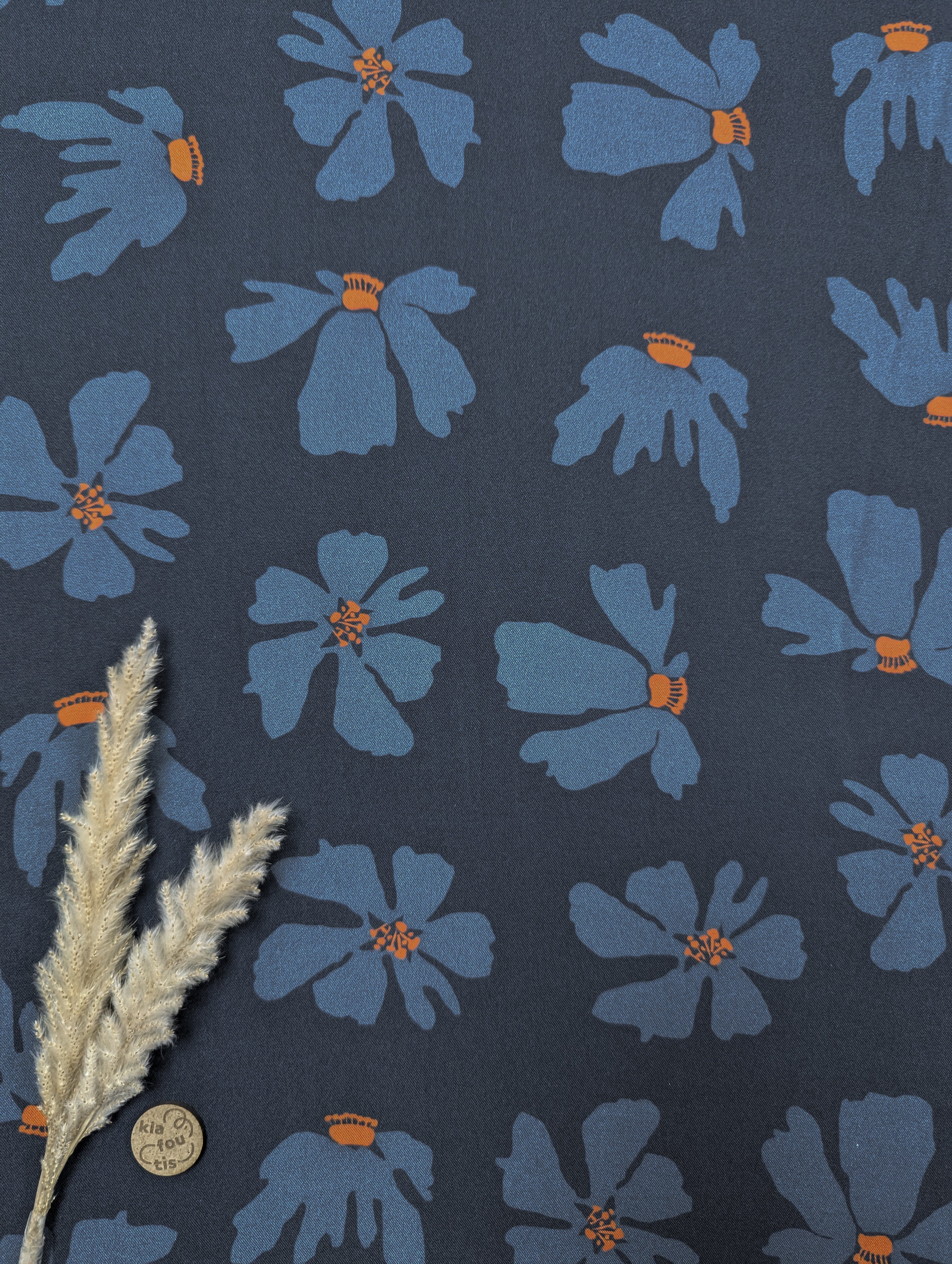 Twill de viscose bleu marine - par touches florales