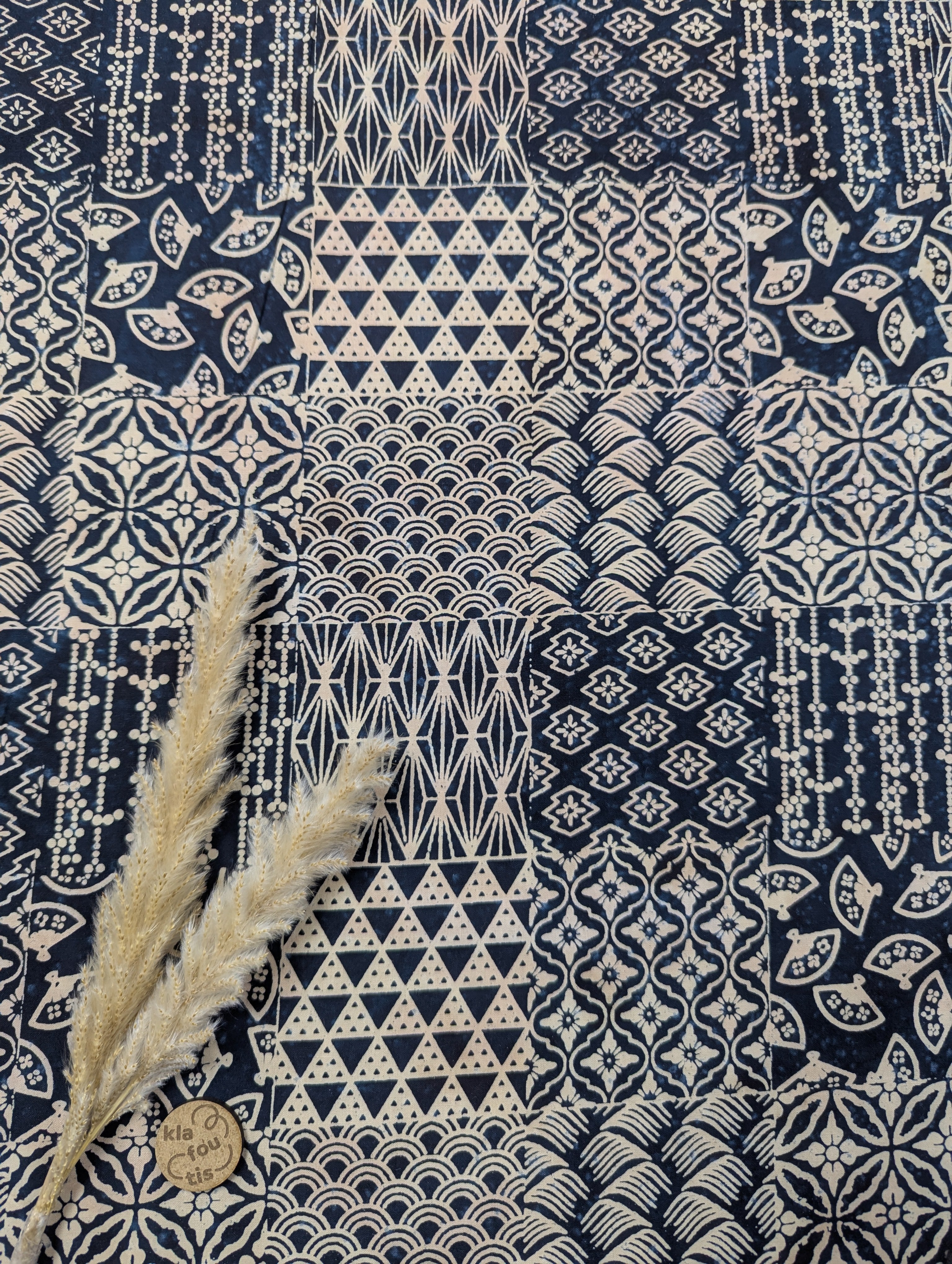 Popeline de coton Batik bleu marine - damier féminin