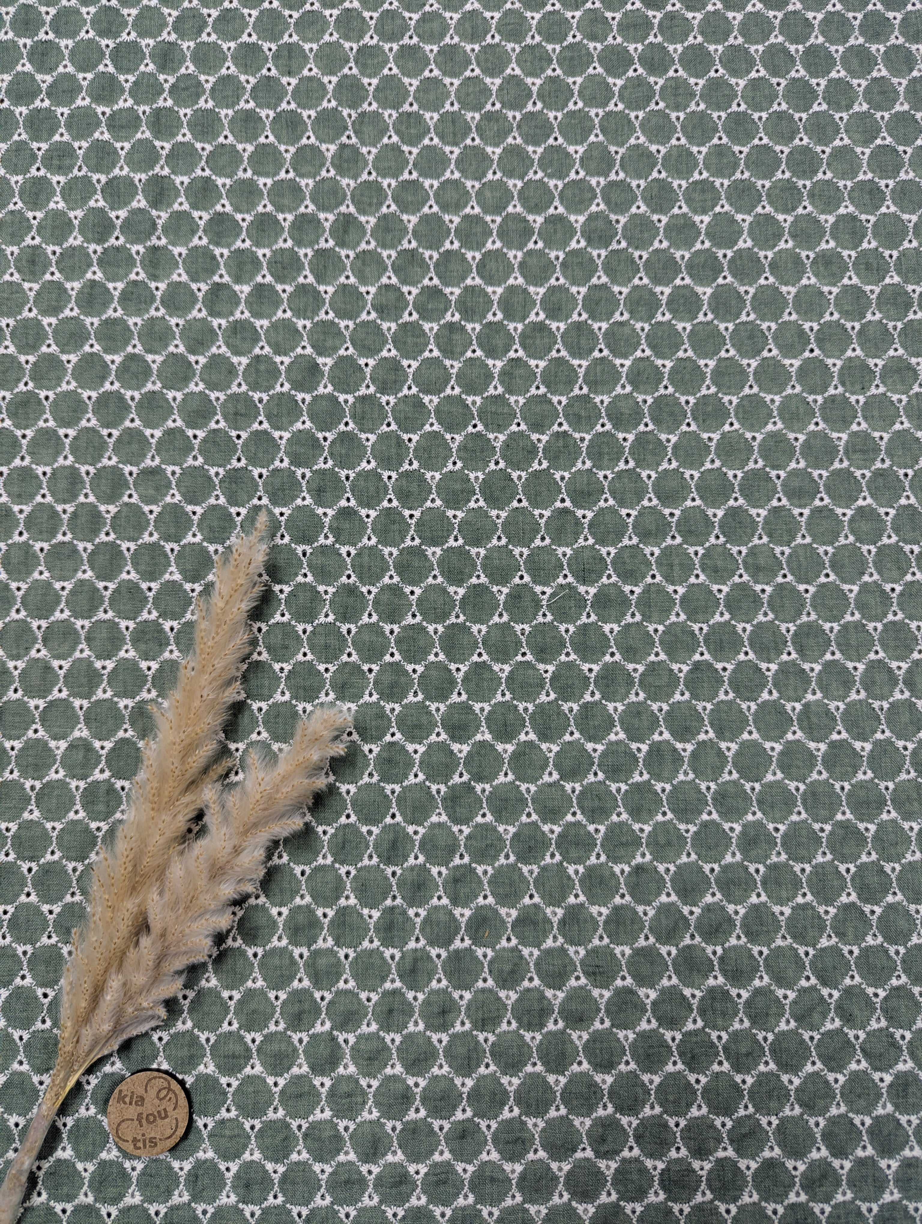 Voile de coton brodé vert eucalyptus - Charme discret