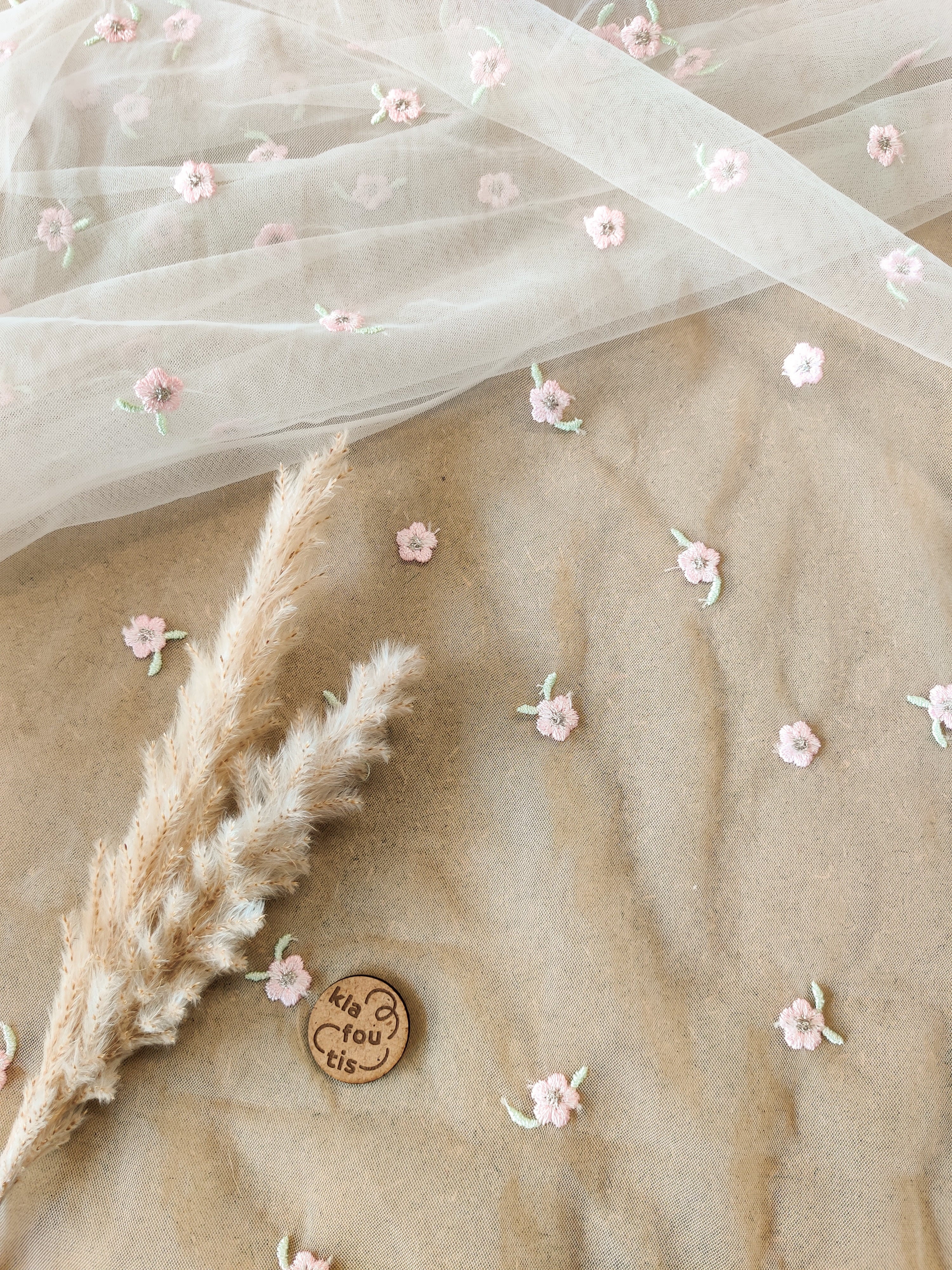 Tulle blanc - Fleurs roses brodées