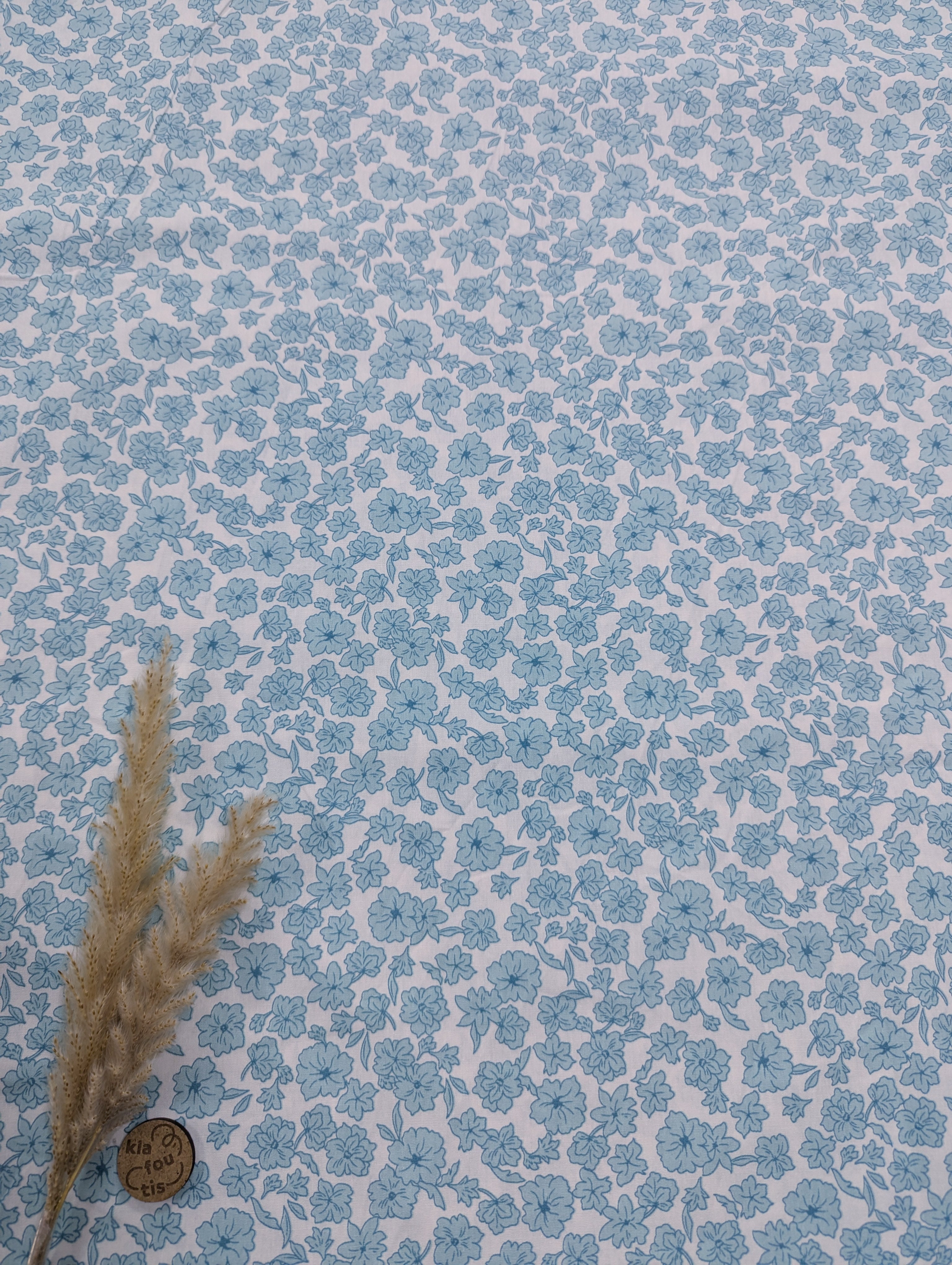 Popeline de coton écru - parterre de fleurs bleues