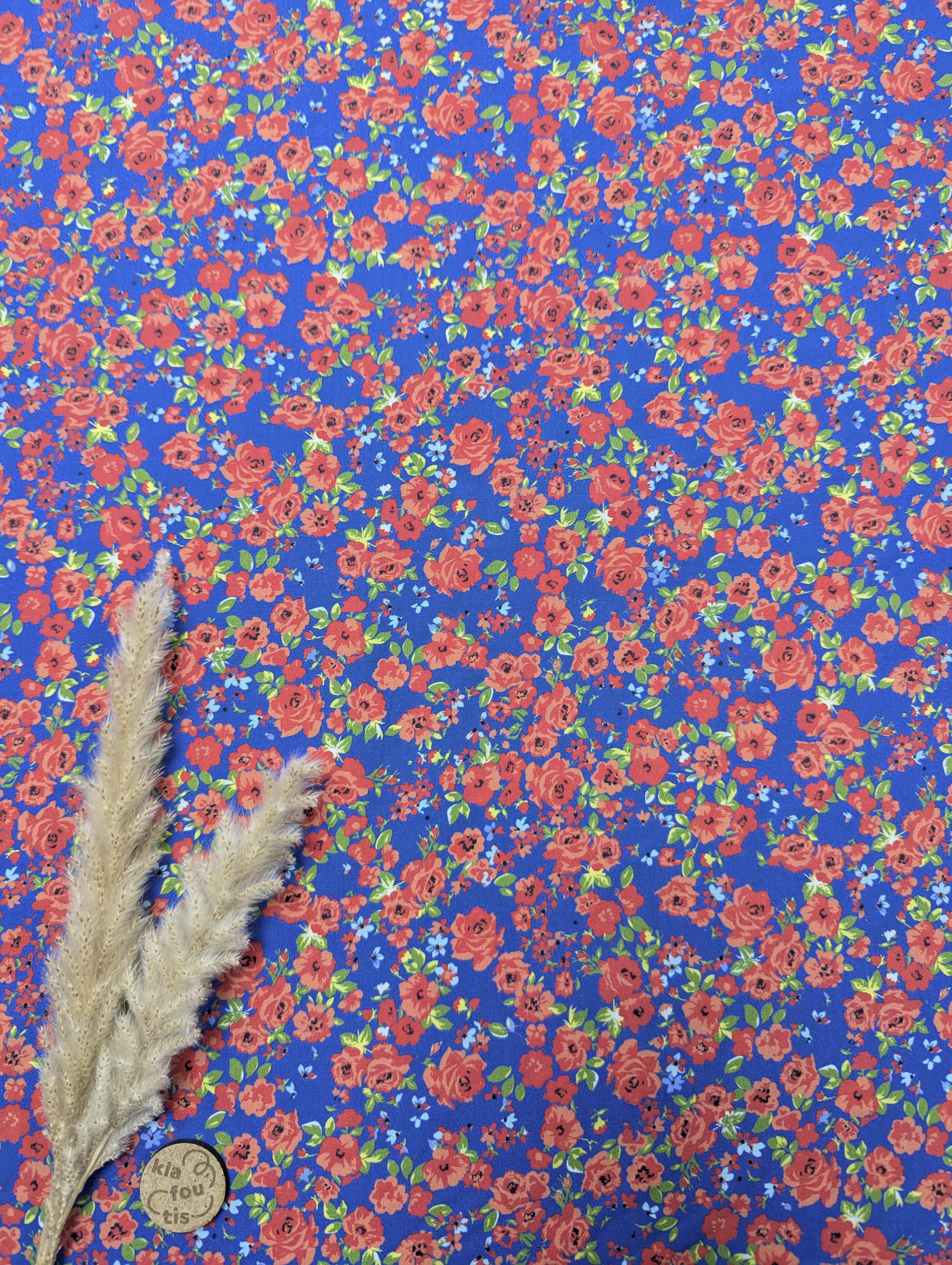 Popeline de coton bleue - petites fleurs rouges