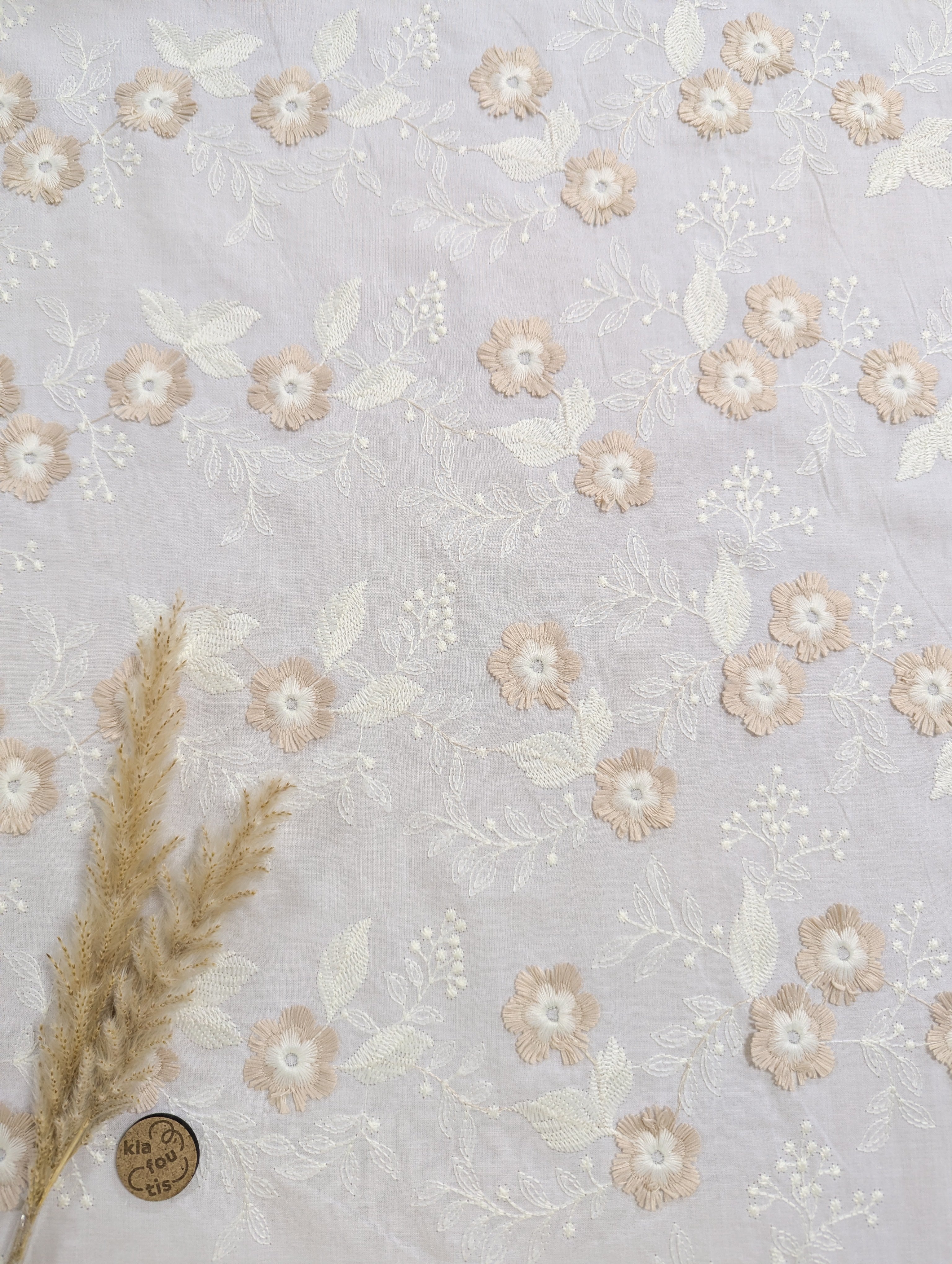 Voile de coton brodé écru - élégance