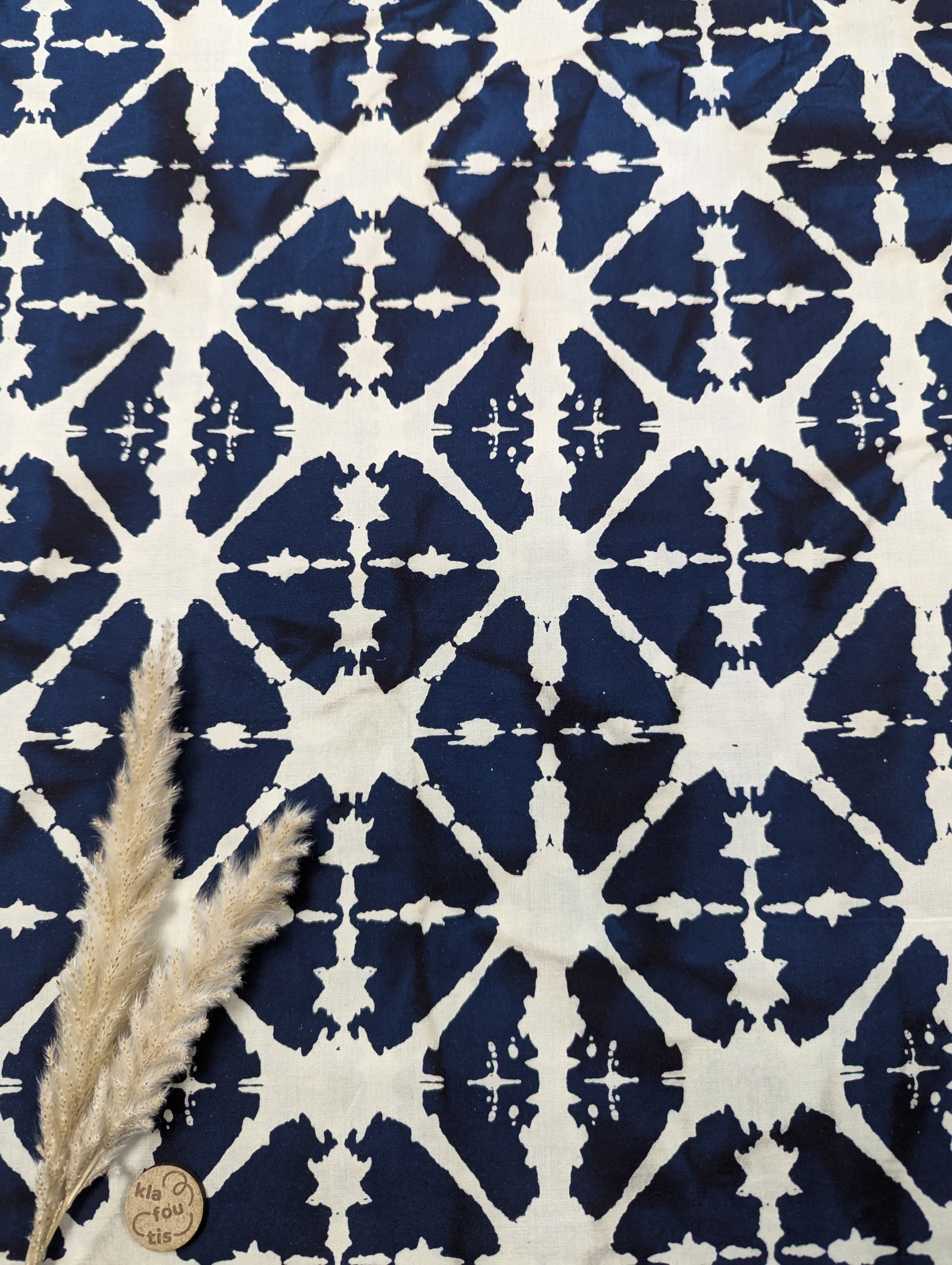 Popeline de coton Batik bleu marine - géométrie naturelle