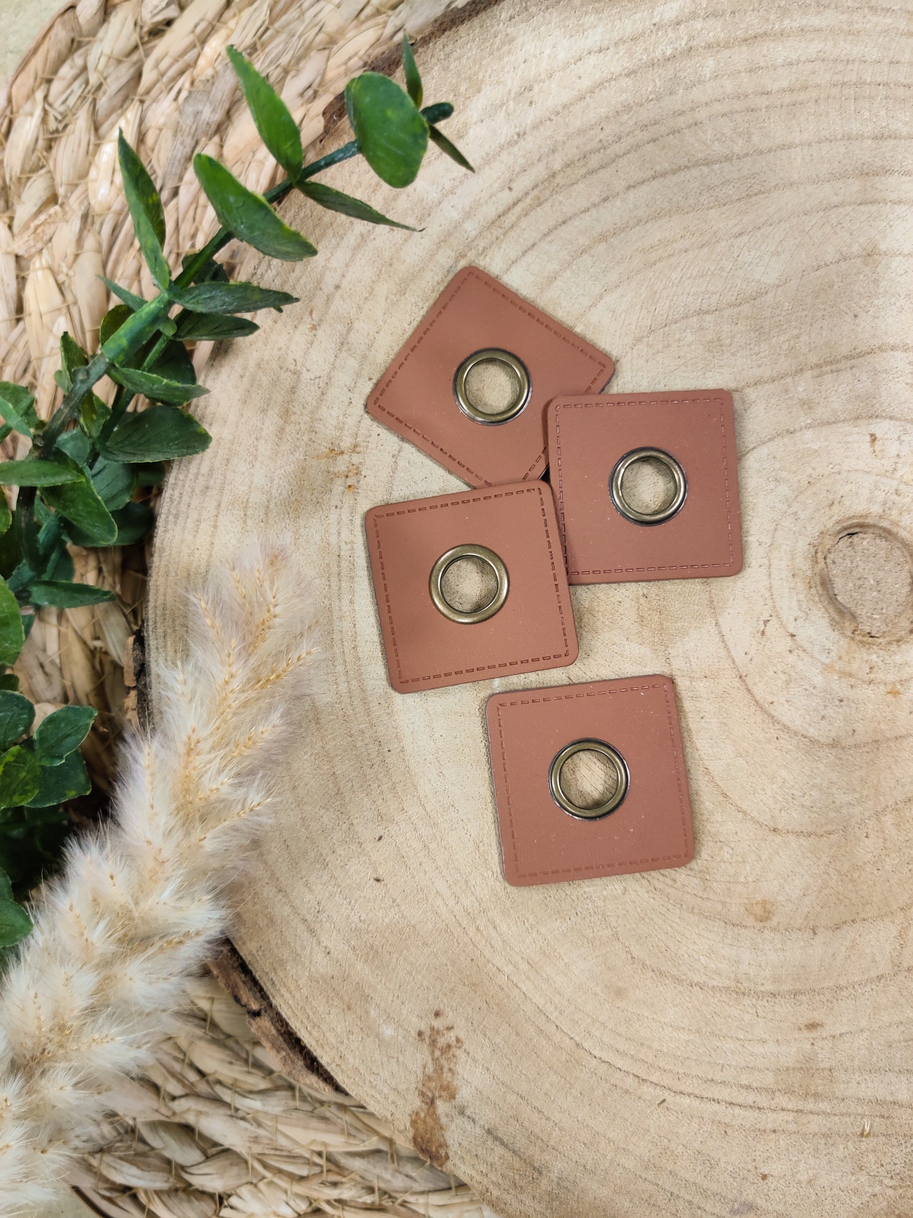 Œillets simili cuir - carré - plusieurs coloris